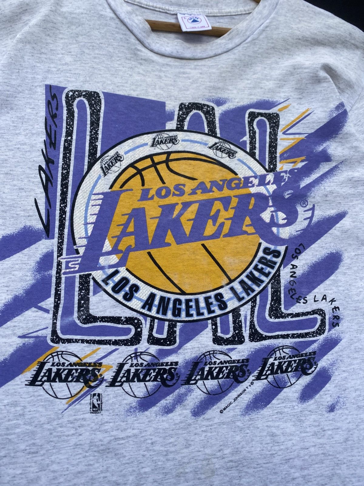 NBA Rare Vintage 90s L.A Lakers NBA Magic Johnson Tshirt Size US L / EU 52-54 / 3 - 13 Thumbnail