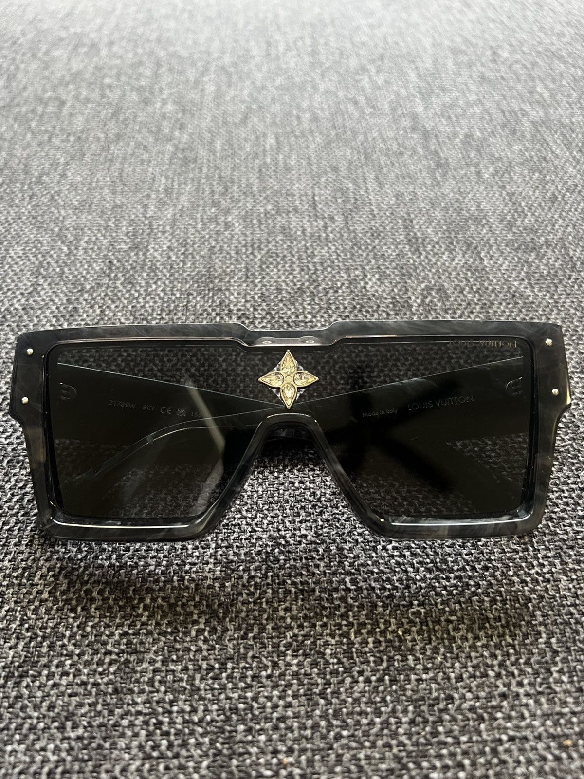 Louis Vuitton Louis Vuitton Cyclone Sunglasses Grey Marble Z1789W Size ONE SIZE - 4 Thumbnail