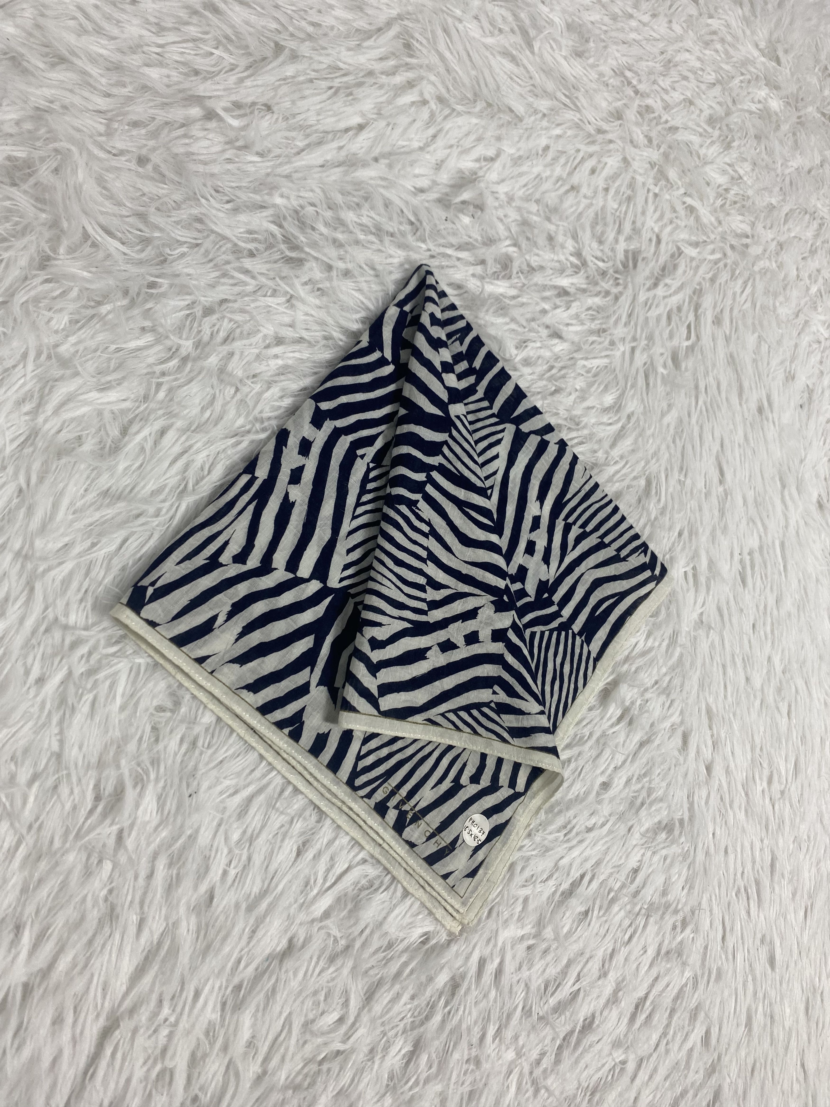 Vintage Vintage Givenchy Handkerchief PH0137 Size ONE SIZE - 3 Thumbnail