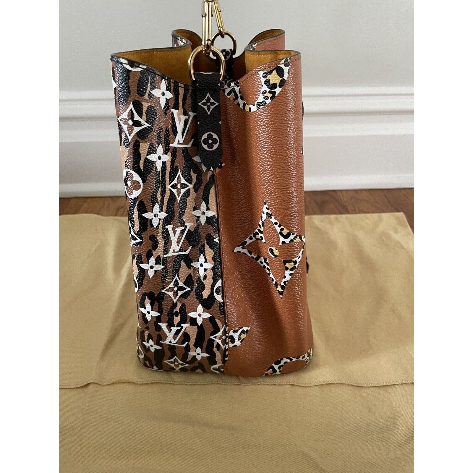 Louis Vuitton Louis Vuitton Jungle Monogram Giant NeoNoe MM Bucket Bag Size ONE SIZE - 2 Thumbnail