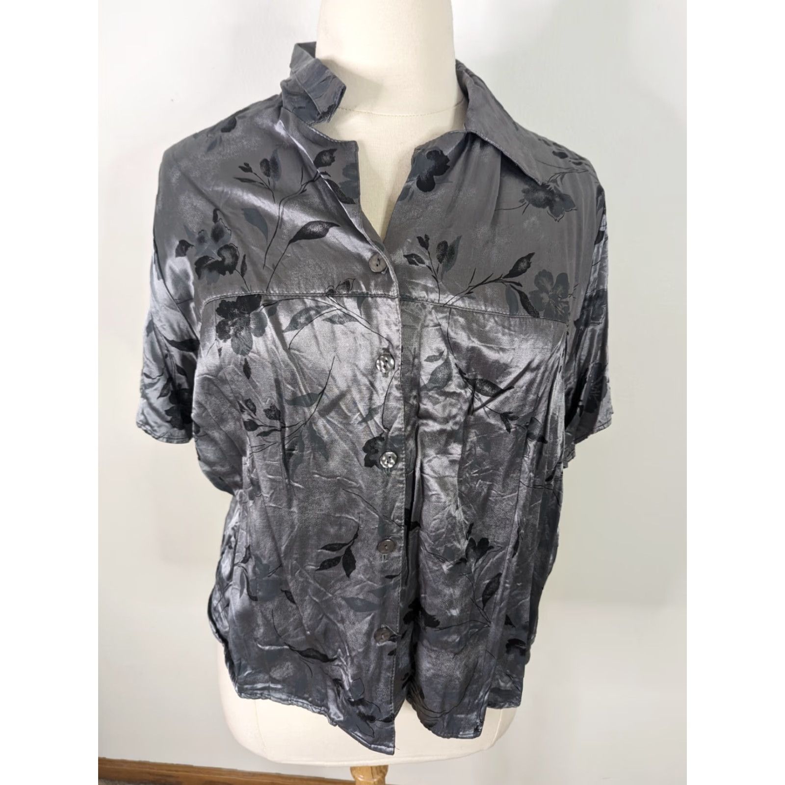 Vintage VINTAGE Gray Floral Short Sleeves Button Satin Blouse Top 22/24W 2XL Womens Shirt Blouse 80s 90s Y2K Fashion Size XXL / US 16-18 / IT 52-54 - 2 Thumbnail