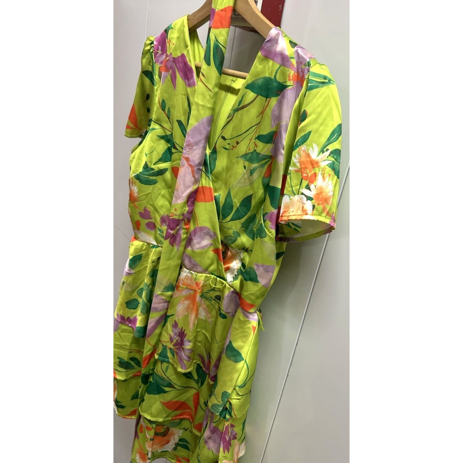 Nicole Miller VINTAGE? No. Nicole Miller Dress Women's Mini Dress Floral Green V-Neck Short Sleeve Summer L Size L / US 10 / IT 46 - 4 Thumbnail