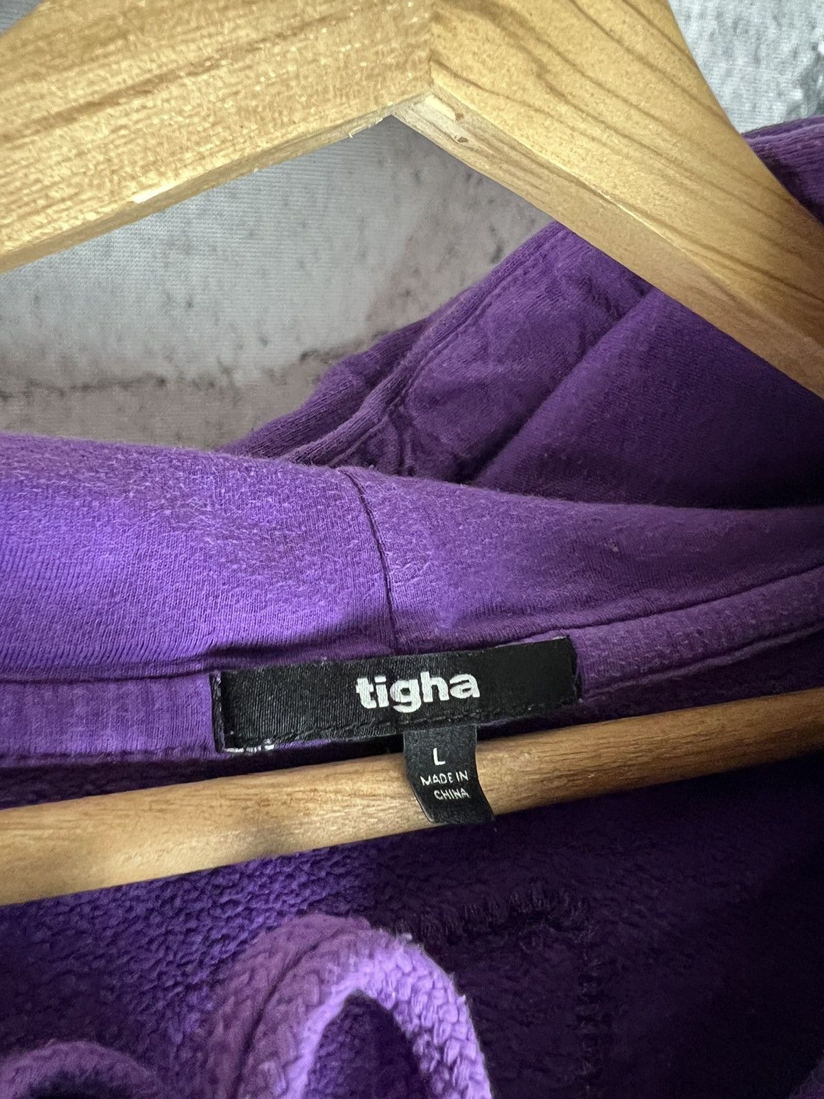 tigha Tigha designer spell out logo hoodie Size US L / EU 52-54 / 3 - 3 Thumbnail