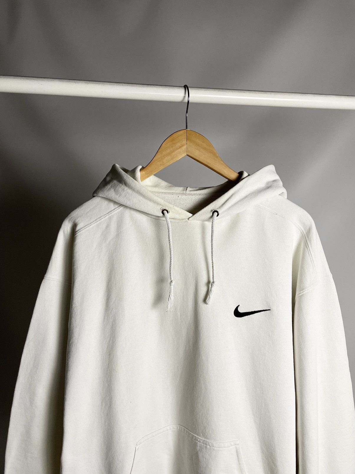 Nike VINTAGE 🐻 Nike Boxy fit white small Logo Hoodie Size US L / EU 52-54 / 3 - 3 Thumbnail