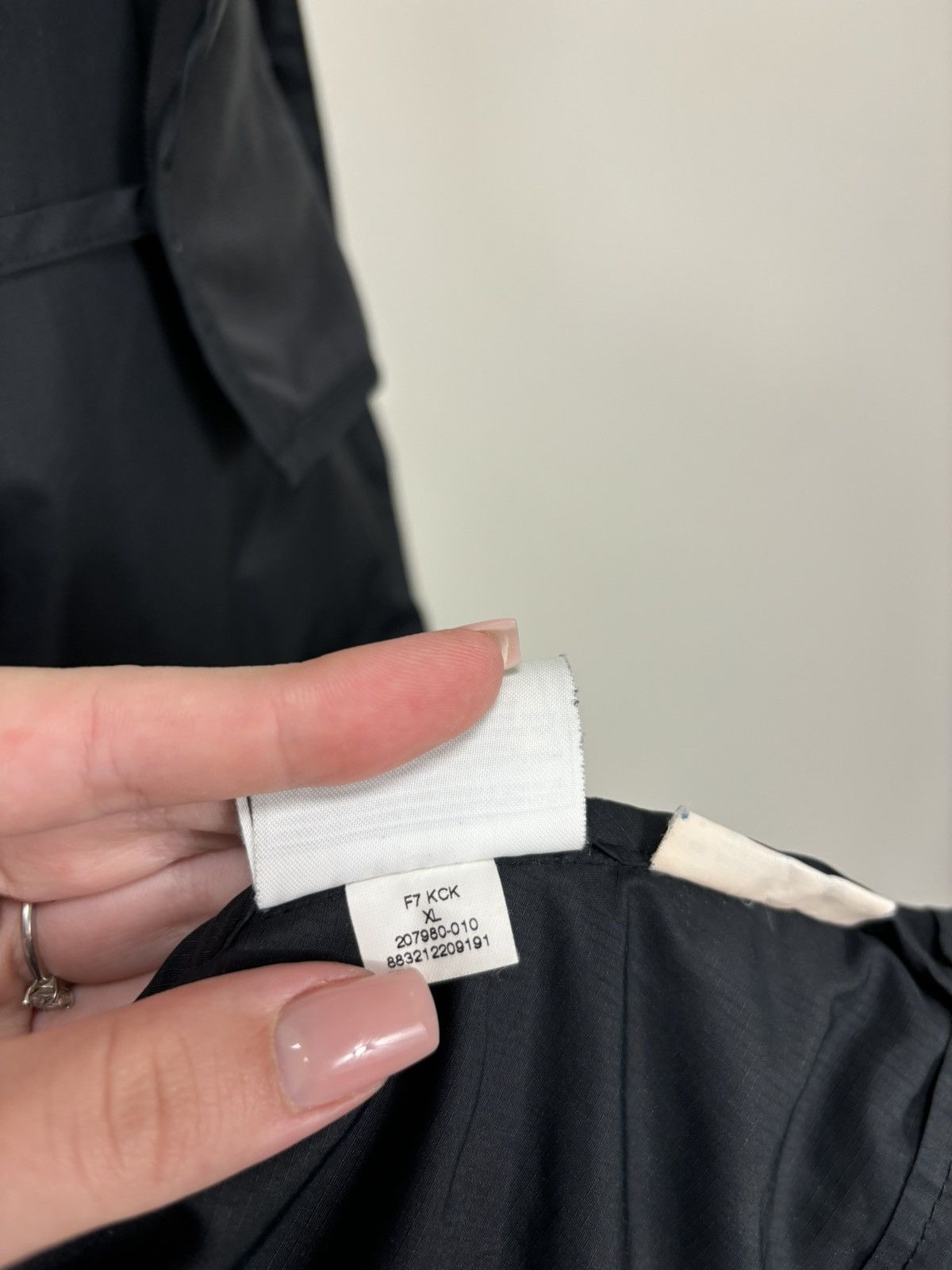 Nike Vintage Nike ACG 550 Outdoor Black Y2K Down Puffer Jacket Size US L / EU 52-54 / 3 - 15 Thumbnail
