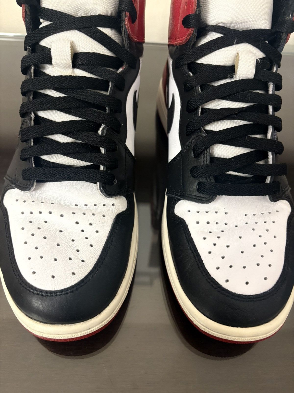 Jordan Brand Jordan 1 Retro High OG Black Toe 2016 Sz 10 Nike Air Size US 10 / EU 43 - 4 Thumbnail