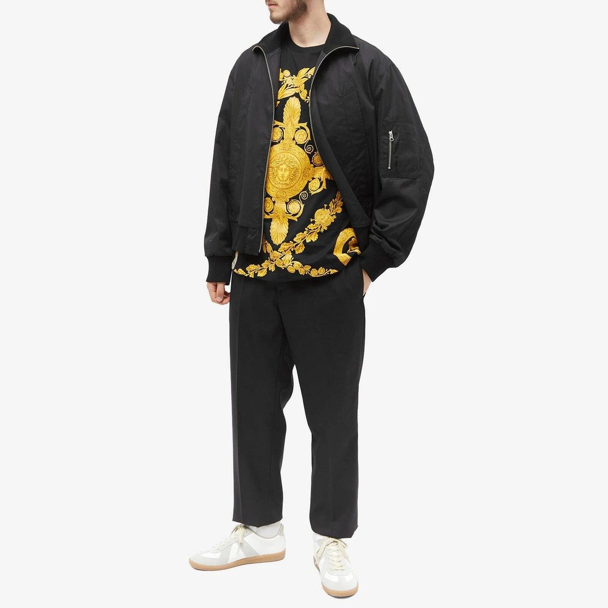 Versace o1y0525 Logo Crewneck T-Shirt in Black/Gold Size US S / EU 44-46 / 1 - 5 Thumbnail