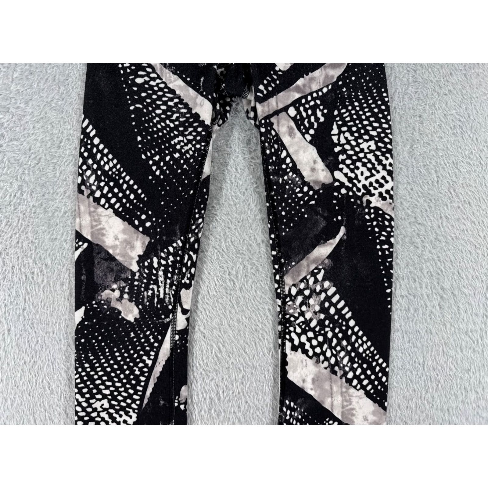 Lululemon Lululemon Pants Womens 4 Black Wunder Under Crop III Full-On Luon W6H08S Cropped Athletic Yoga Straight Inseam 21 in Black Womens Size 27" / US 4 / IT 40 - 3 Thumbnail