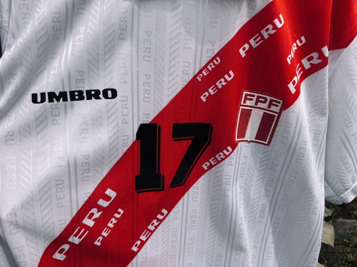 Umbro Vintage 1996/97 Peru Home Shirt Size US XL / EU 56 / 4 - 5 Thumbnail