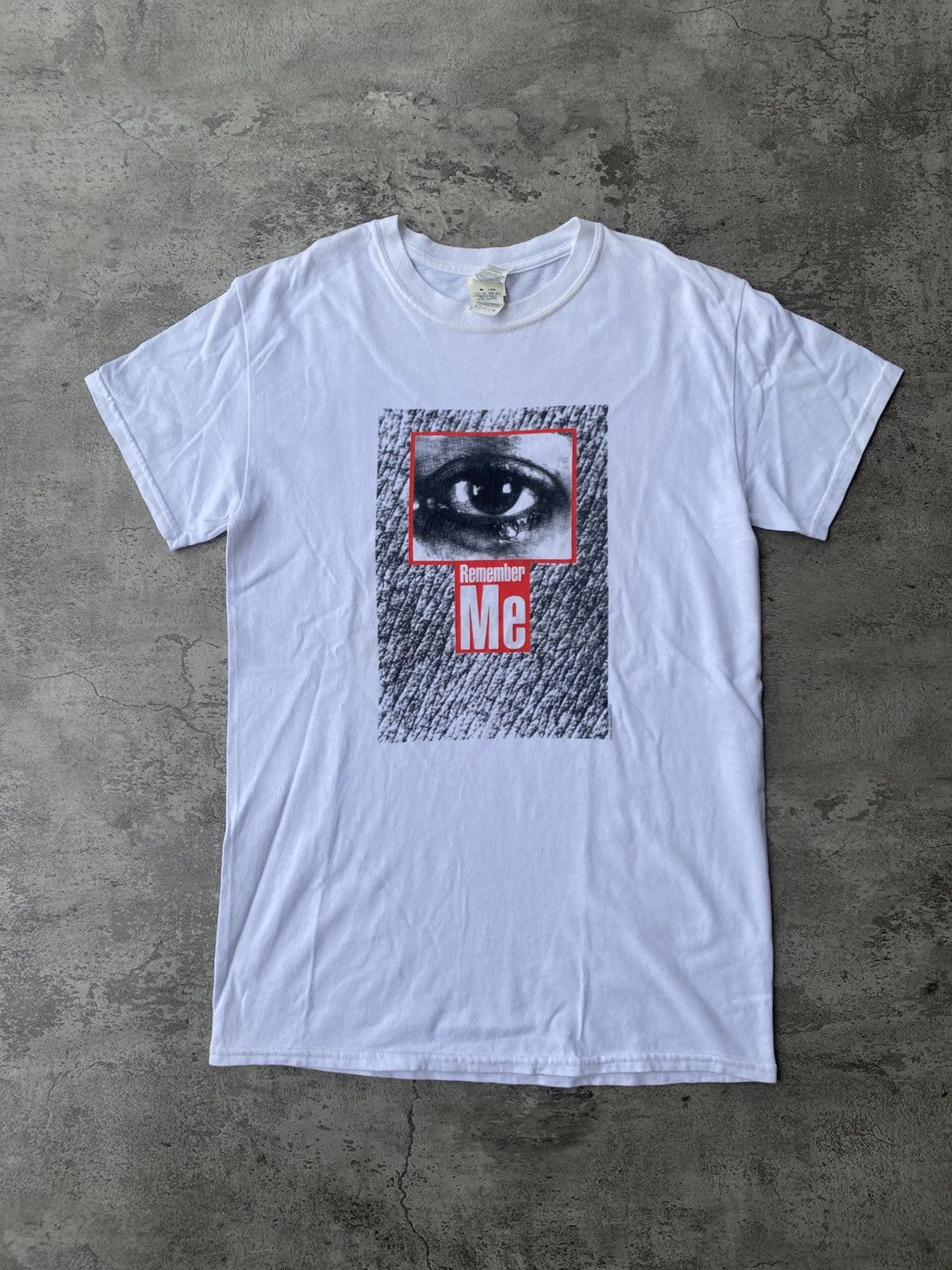 Vintage Vintage Barbara Kruger Remember Me T shirt Size US S / EU 44-46 / 1 - 1 Thumbnail