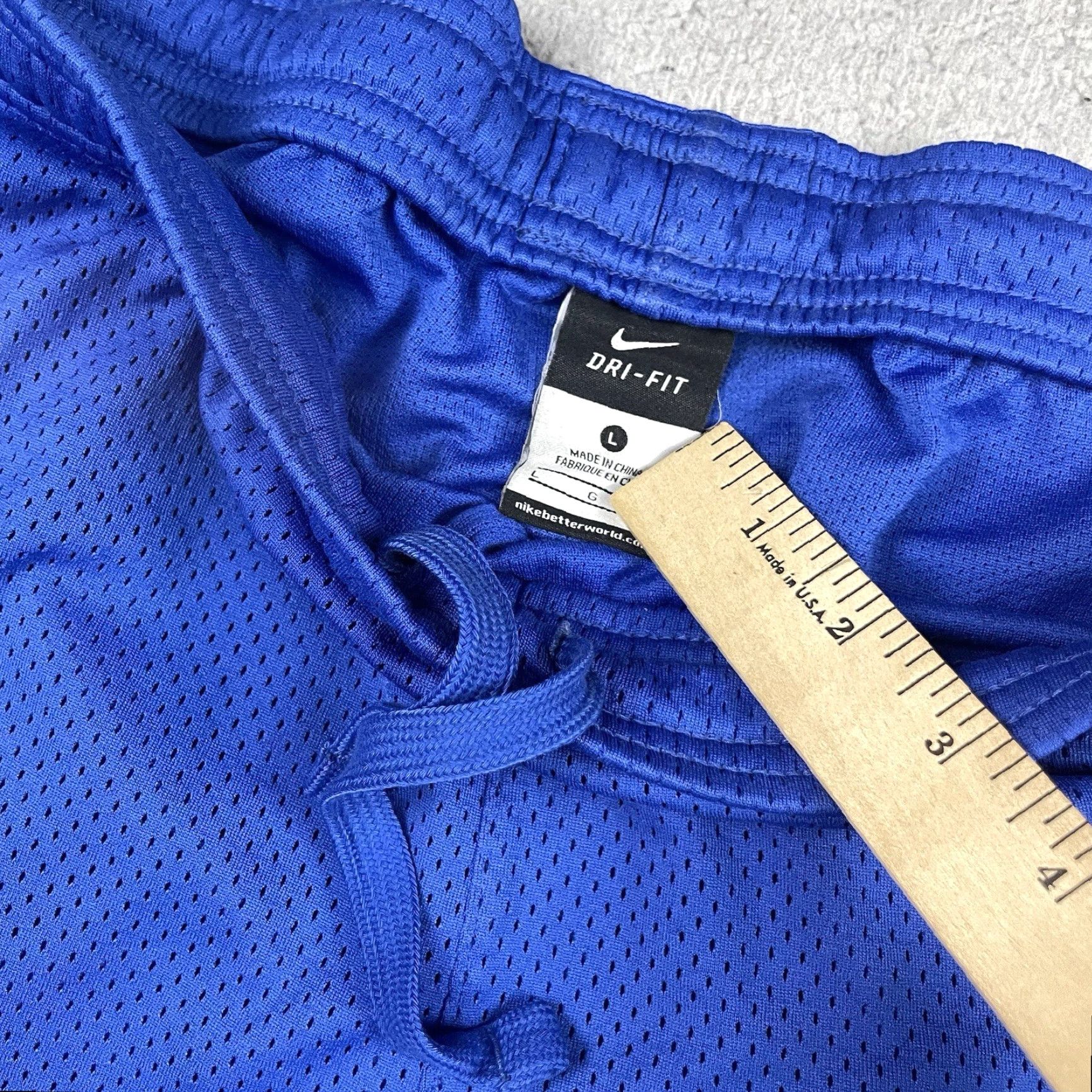 Nike VINTAGE Nike Dri Fit Basketball Shorts Mens Medium Workout Black Size US 33 - 3 Thumbnail