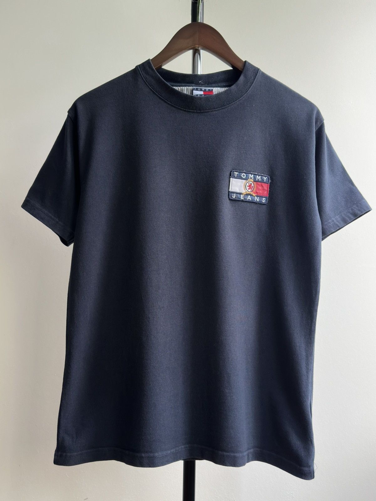 Tommy Hilfiger × Vintage Vintage Tommy Hilfiger Jeans Big Logo Tee Size US S / EU 44-46 / 1 - 4 Thumbnail