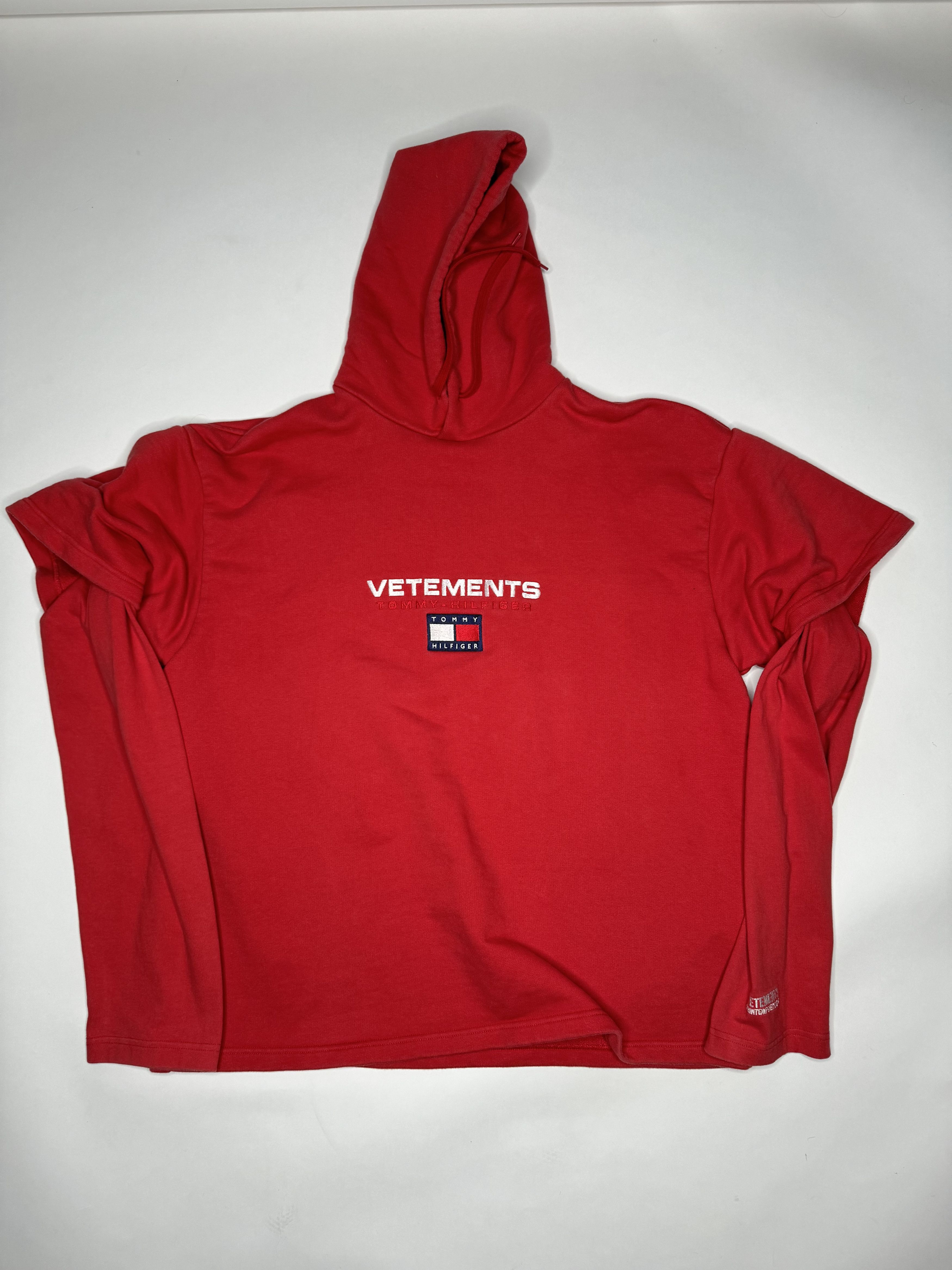Tommy Hilfiger × Vetements Vetements x Tommy Hilfiger Logo Hoodie Red Size US XS / EU 42 / 0 - 1 Thumbnail