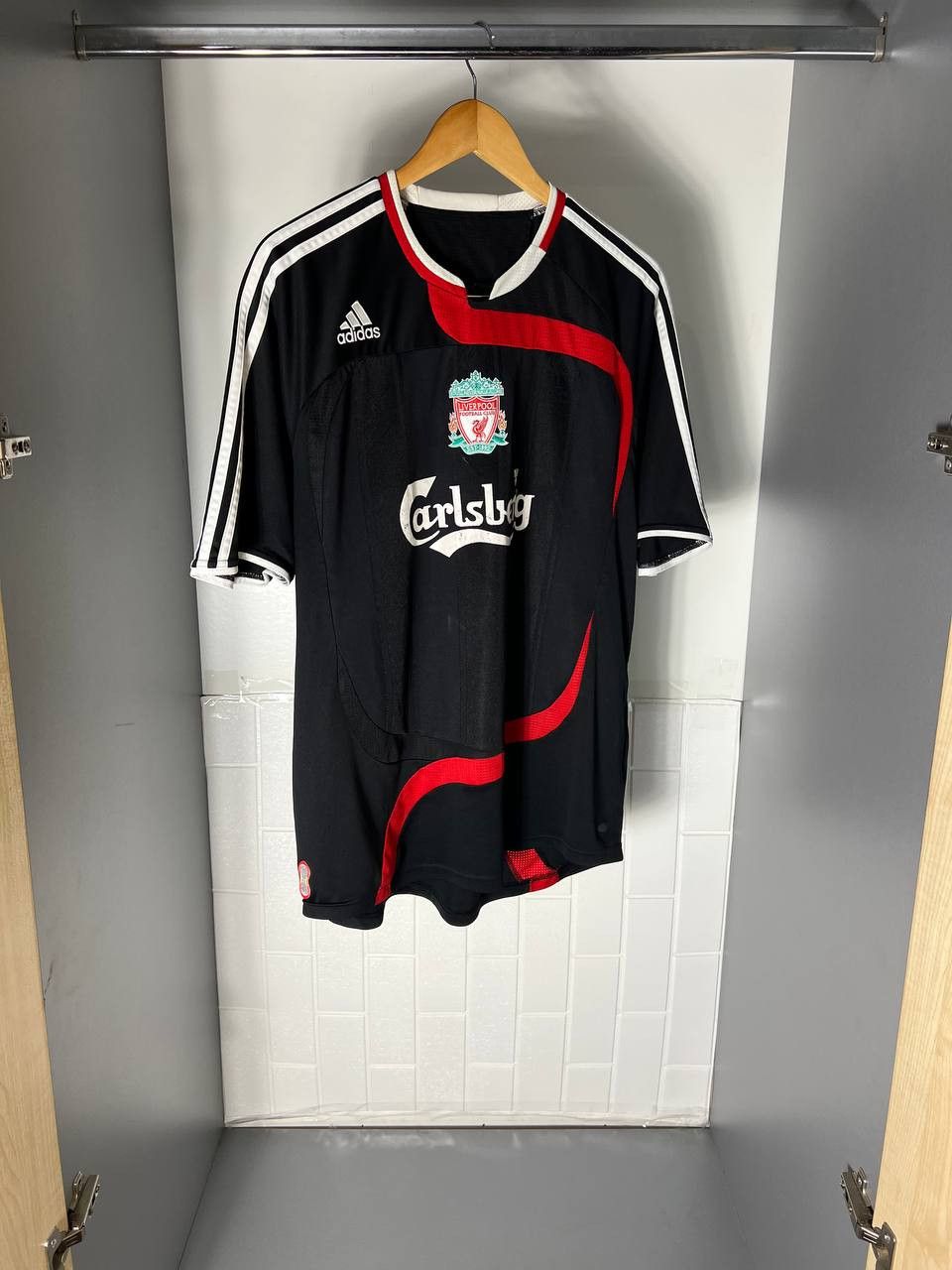 Adidas VINTAGE ADIDAS FC LIVERPOOL ENGLAND SOCCER JERSEY RETRO Y2K Size US L / EU 52-54 / 3 - 5 Thumbnail