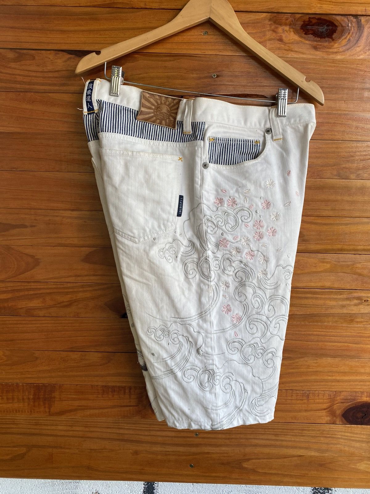 Japanese Brand Namitatsu Japanese Embroidered Koi Fish White Denim Shorts Size US 31 - 16 Thumbnail