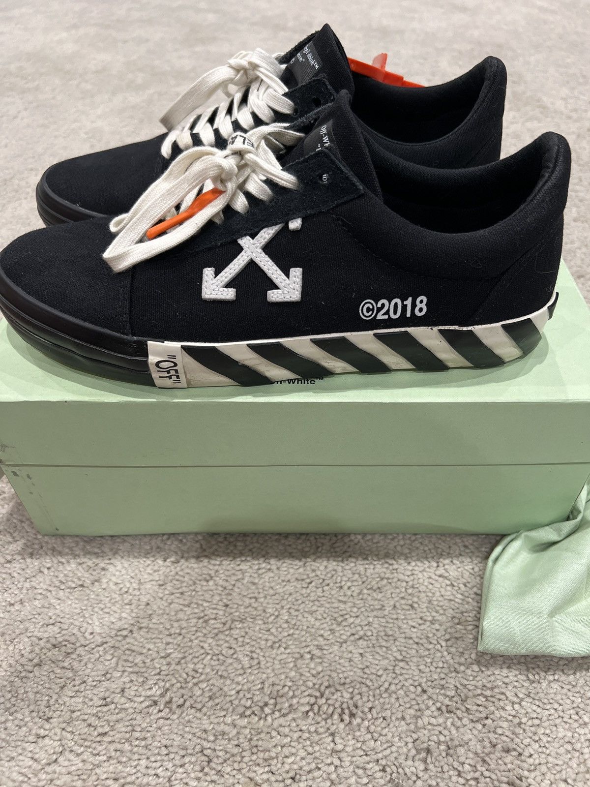 Off-White Off White Sneakers VULC Low Top black/white Size US 9.5 / EU 42-43 - 2 Thumbnail