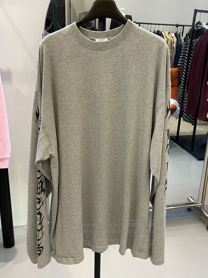Vetements VETEMENTS Grey Sanskrit Print Long Sleeve T-Shirt Size US S / EU 44-46 / 1 - 1 Thumbnail