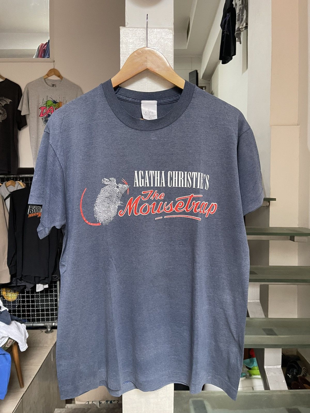 Vintage Vintage Agatha Christie The Mousetrap t shirt 90s Size US L / EU 52-54 / 3 - 1 Thumbnail