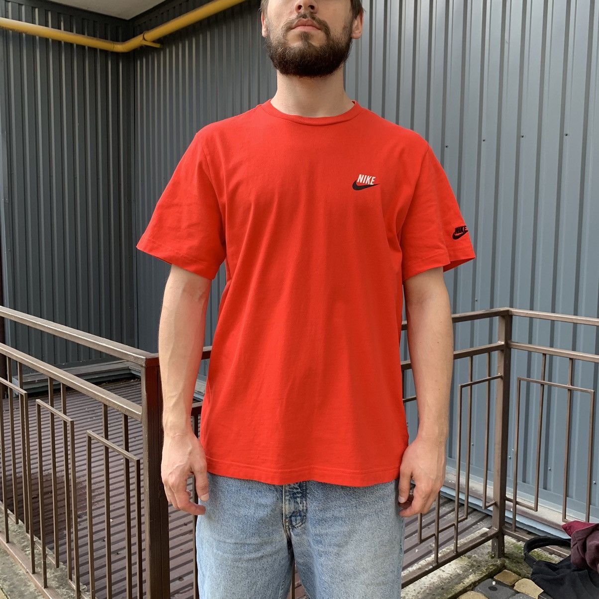 Nike Nike Sportswear Mini Swoosh Logo T-Shirt Vintage Y2K Size US L / EU 52-54 / 3 - 3 Thumbnail