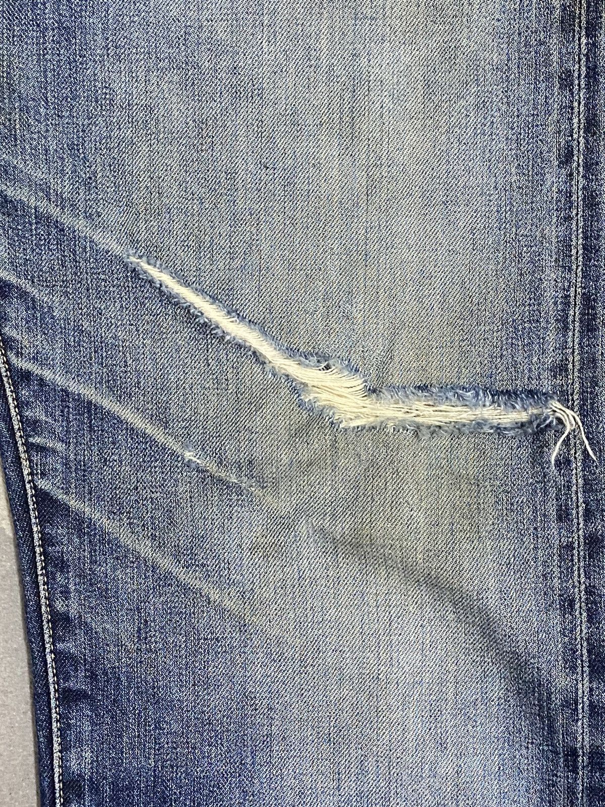 Japanese Brand Vintage Uniqlo Blue Wash Distressed Jeans Size US 32 / EU 48 - 9 Thumbnail