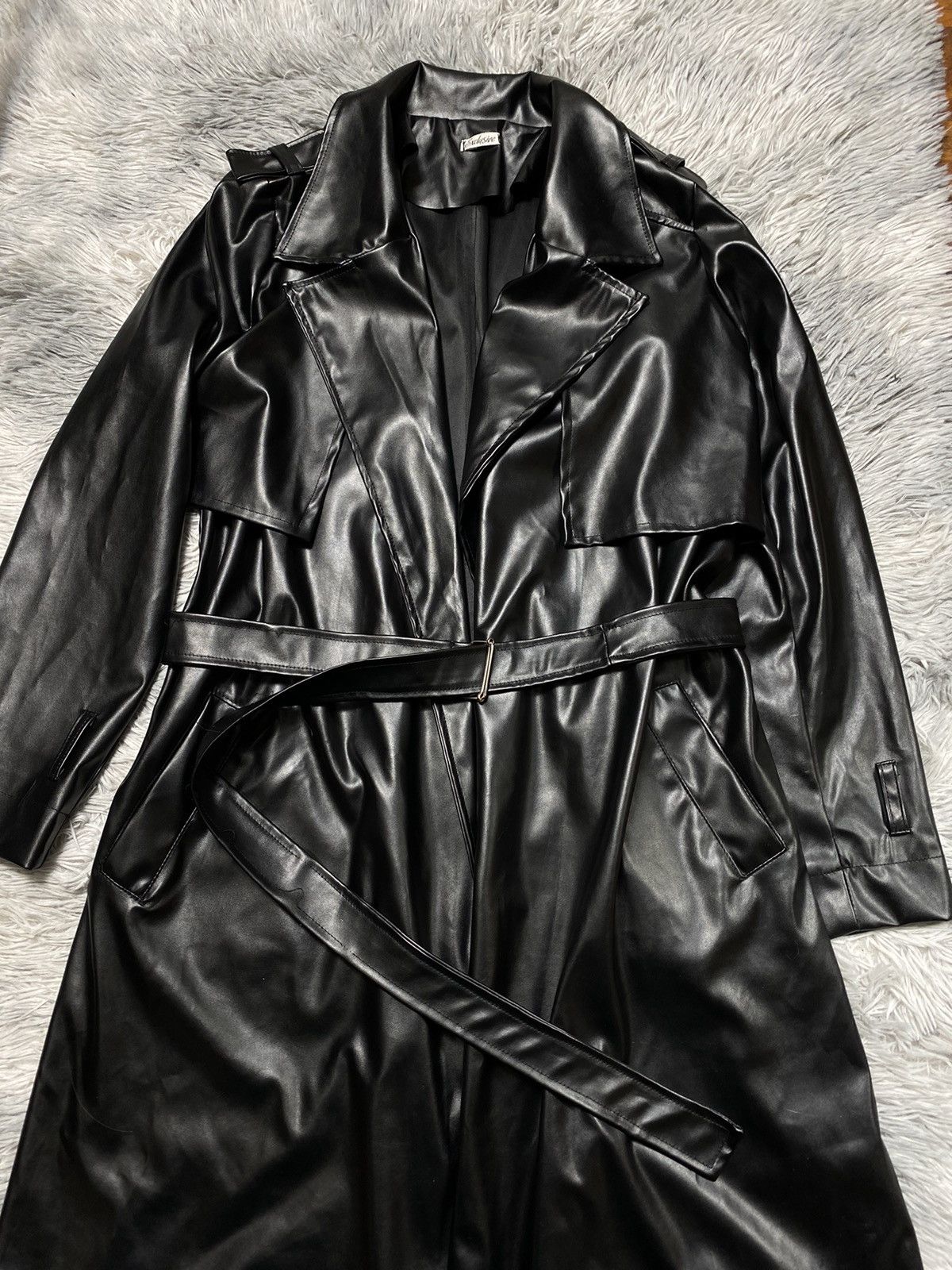 Vintage Black Glossy Trench Coat – Perfect Fall Statement Piece Size US S / EU 44-46 / 1 - 7 Thumbnail