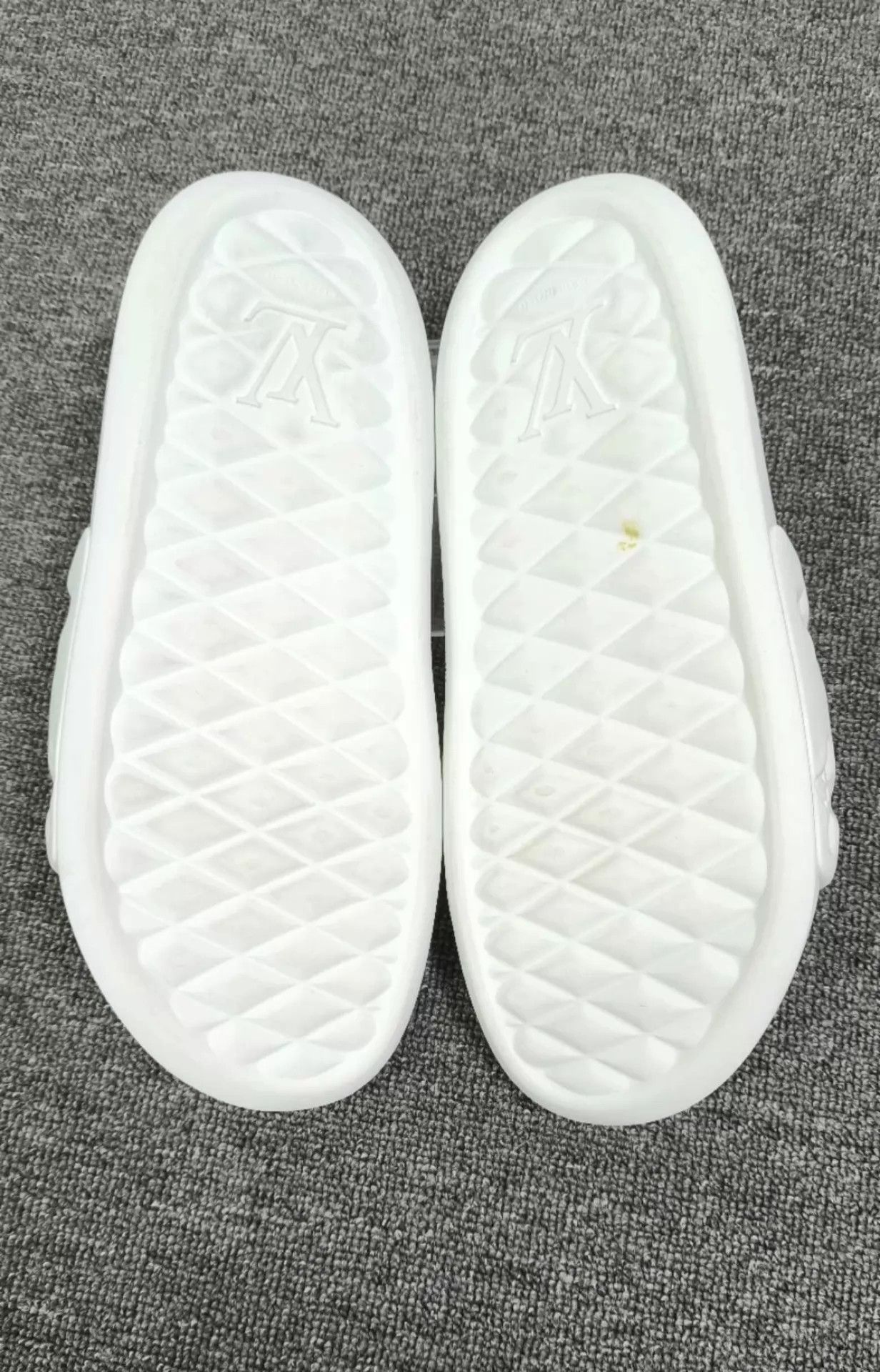 Louis Vuitton LV white embossed logo slipper size 42 Size US 9 / EU 42 - 6 Thumbnail