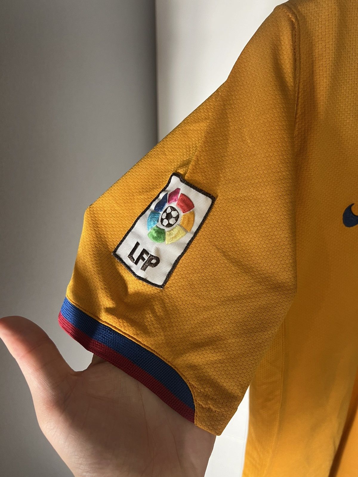 Nike VINTAGE NIKE FC BARCELONA SPAIN SOCCER JERSEY RETRO Y2K 90s Size US S / EU 44-46 / 1 - 6 Thumbnail