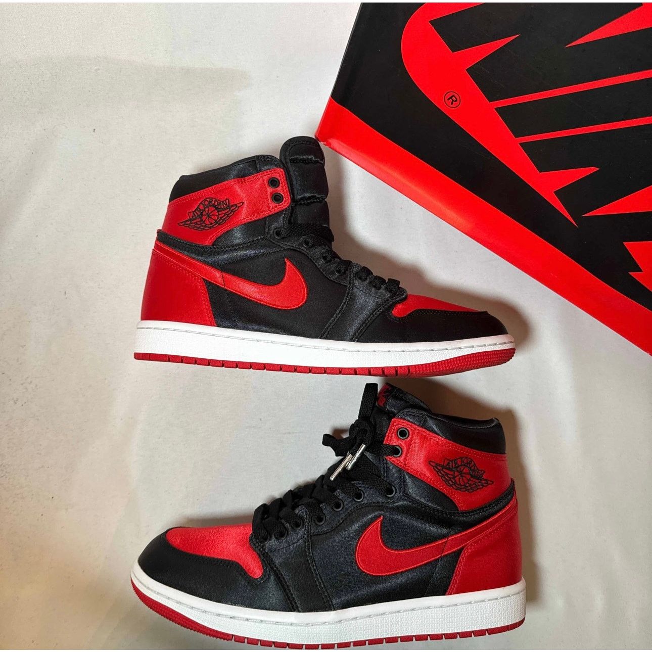 Jordan Brand × Nike Size 9 - Wmns Air Jordan 1 Retro High OG Satin Bred 2023 Size US 9 / IT 39 - 2 Thumbnail