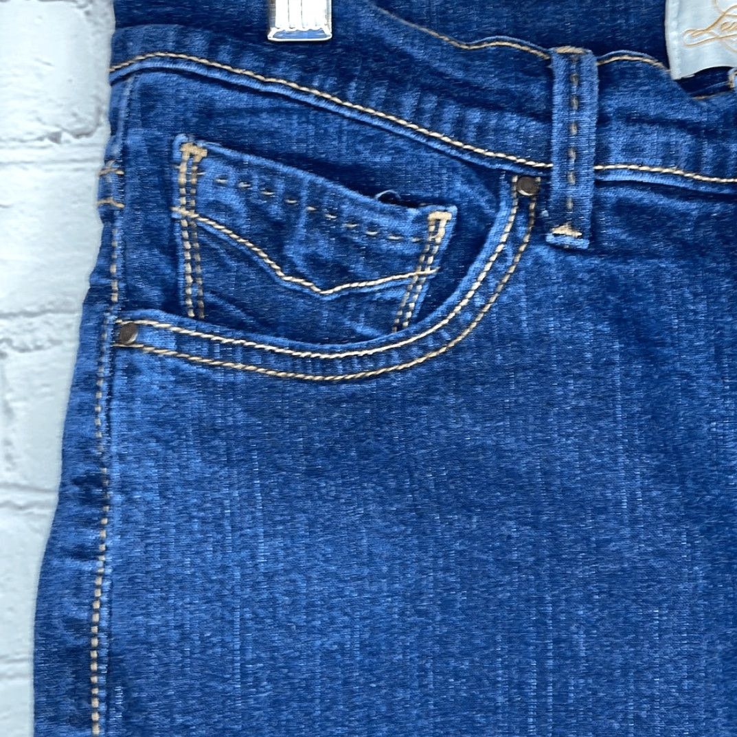 Levi's VINTAGE Levi’s 512 San Francisco Bermuda Jeans Shorts Women size 8 Blue Slimming Perfectly Slimming Size 30" / US 8 / IT 44 - 2 Thumbnail
