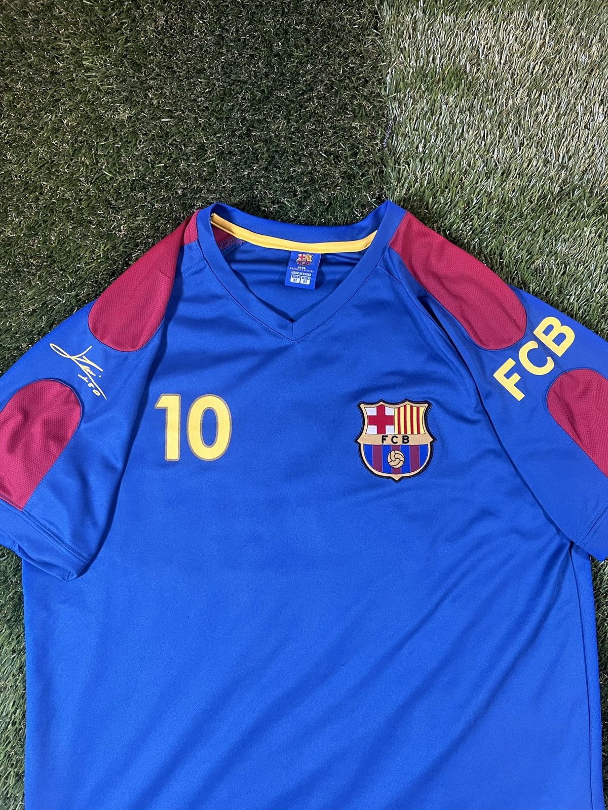 Vintage Vintage Y2K F.C Barcelona Messi Soccer Premier Club Jersey Size US M / EU 48-50 / 2 - 3 Thumbnail