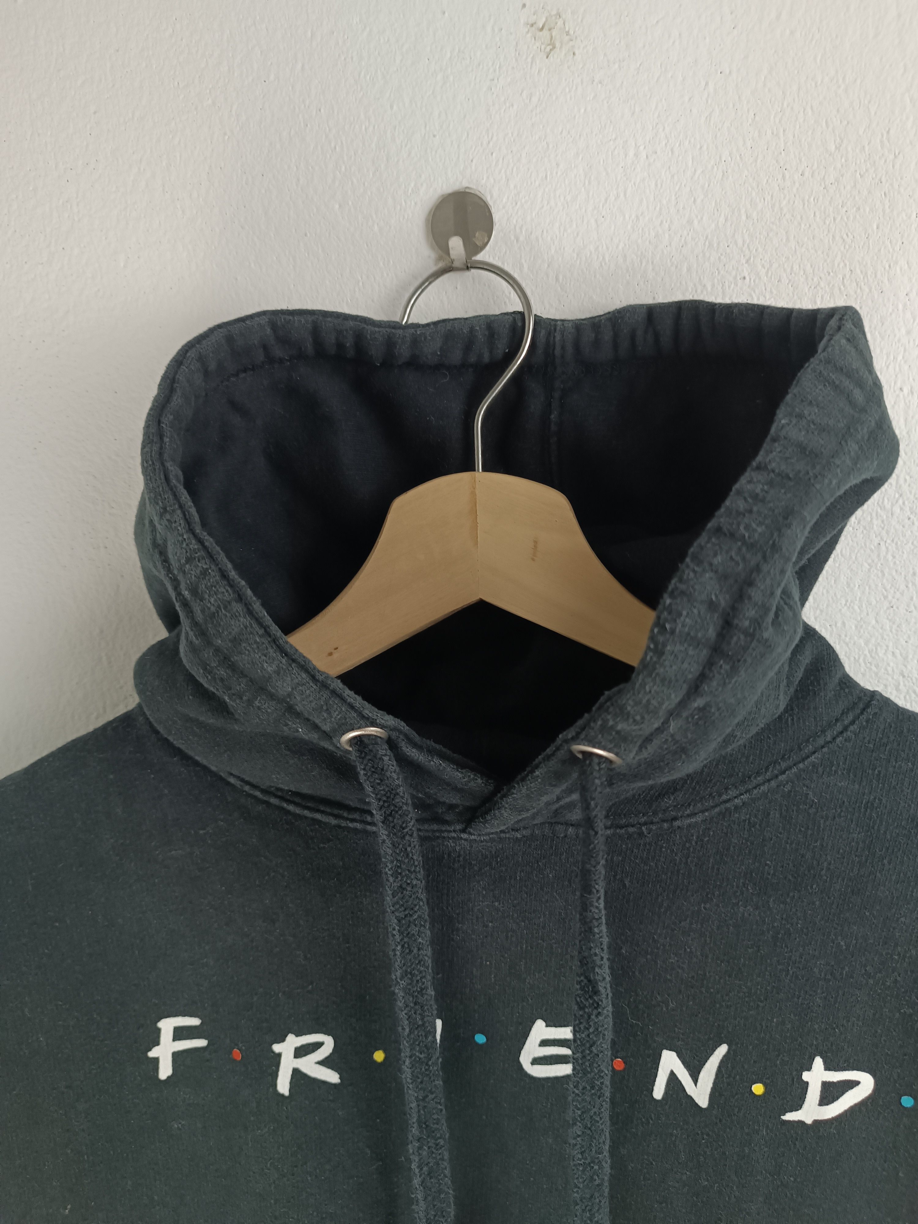 Vintage VINTAGE FADED FRIENDS SITCOM COMEDY TV SHOW NETFLIX HOODIE Size US M / EU 48-50 / 2 - 12 Thumbnail