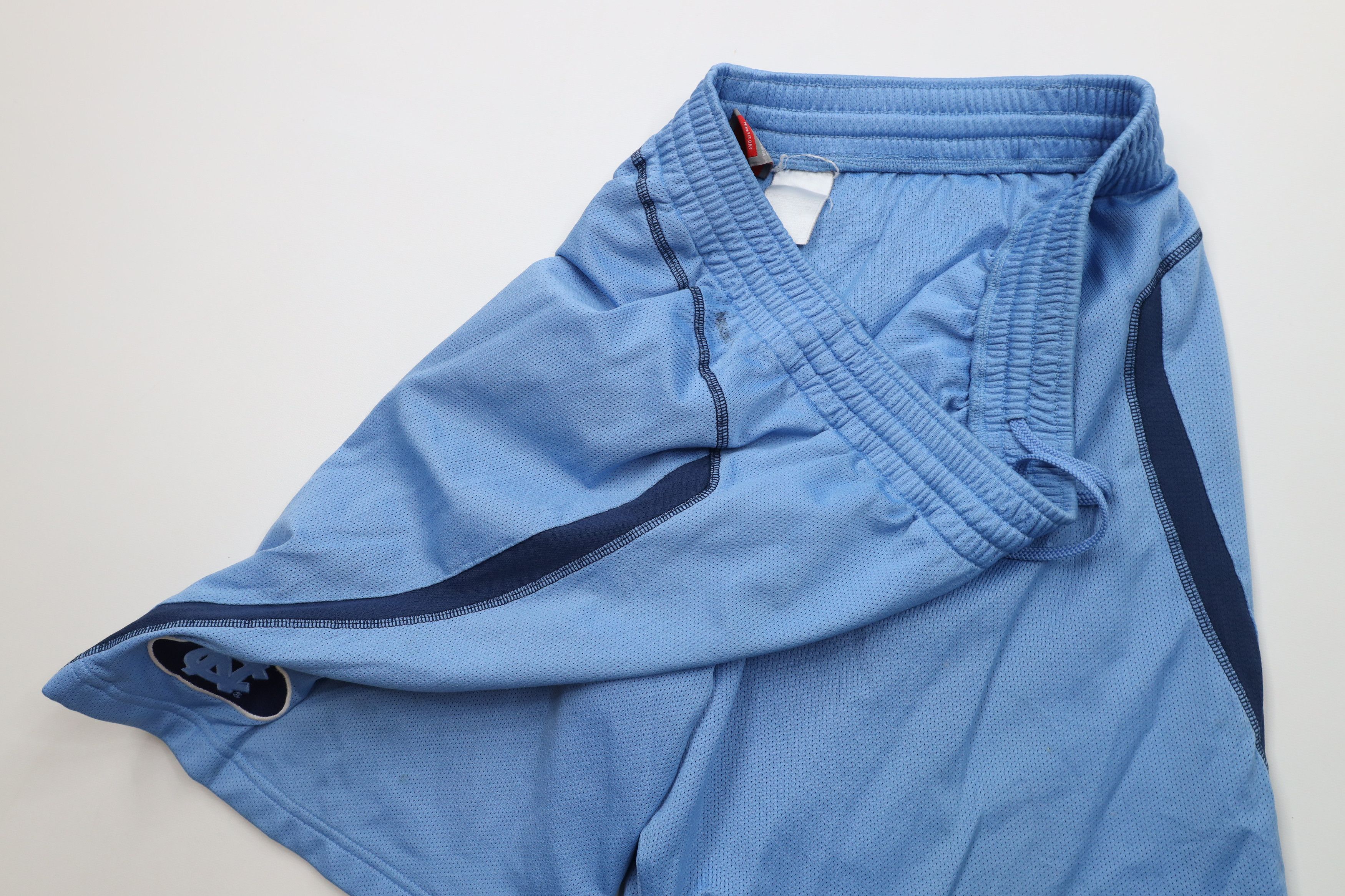 Nike Vintage Nike Mini Swoosh University of North Carolina Shorts Size US 34 / EU 50 - 7 Thumbnail