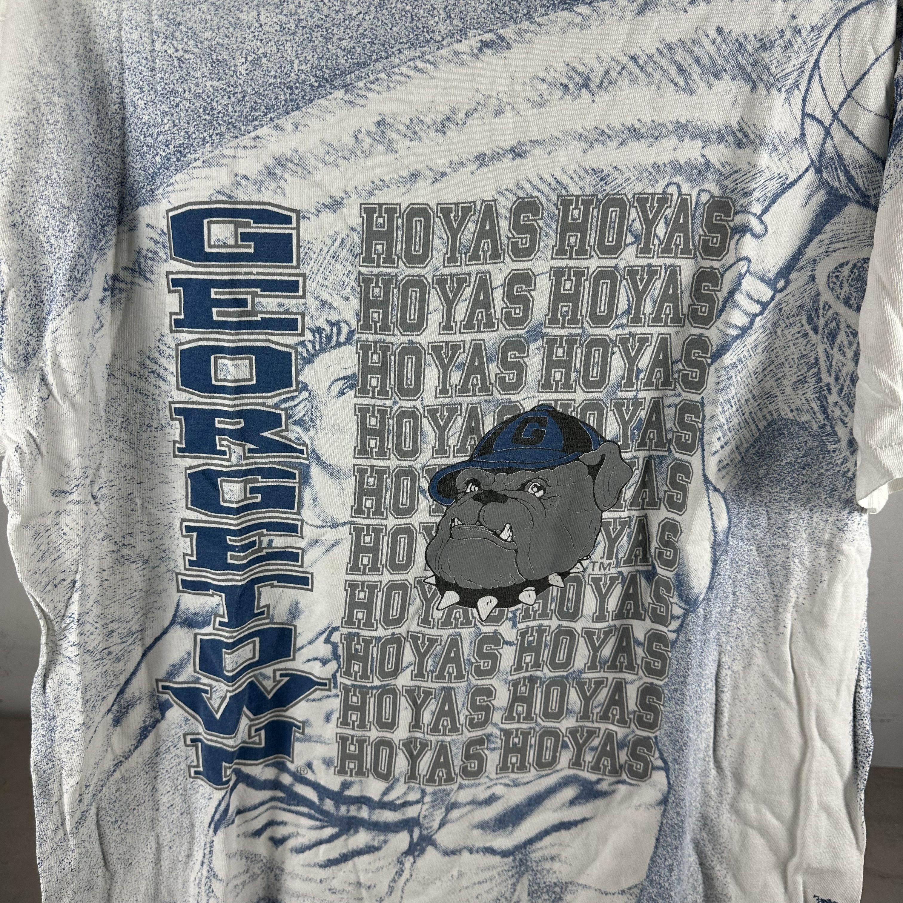 Vintage Vintage 90s Georgetown Hoyas Basketball NCAA AOP T-shirt Size US XL / EU 56 / 4 - 2 Thumbnail