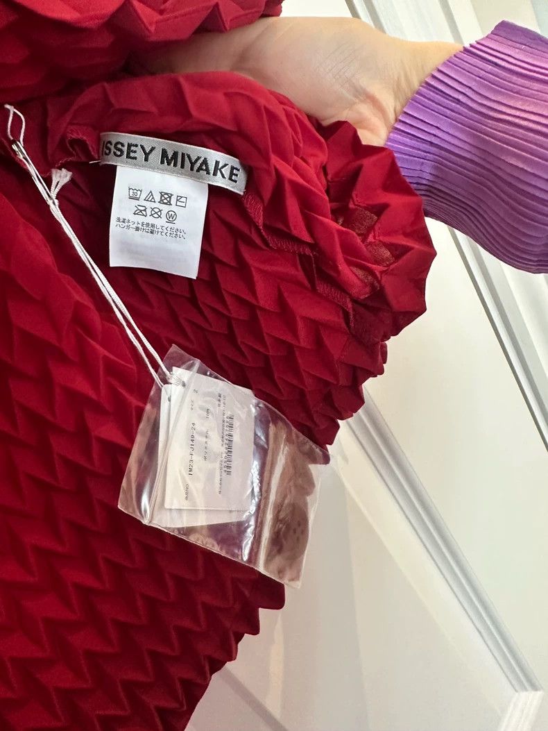 Issey Miyake Issey Miyake size:2 Red fish-scale cardigan Size M / US 6-8 / IT 42-44 - 4 Thumbnail