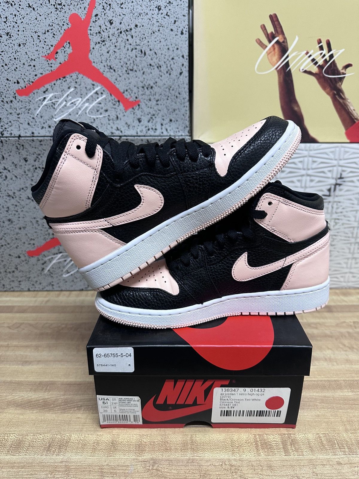 Jordan Brand Air Jordan 1 Retro High OG GS Crimson Tint Size US 5.5 / EU 38 - 4 Thumbnail