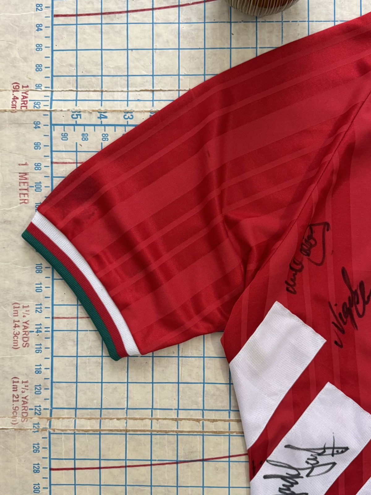 Adidas × Vintage Vintage Adidas Equipment Liverpool Signed Jersey Red Medium Size US M / EU 48-50 / 2 - 8 Thumbnail