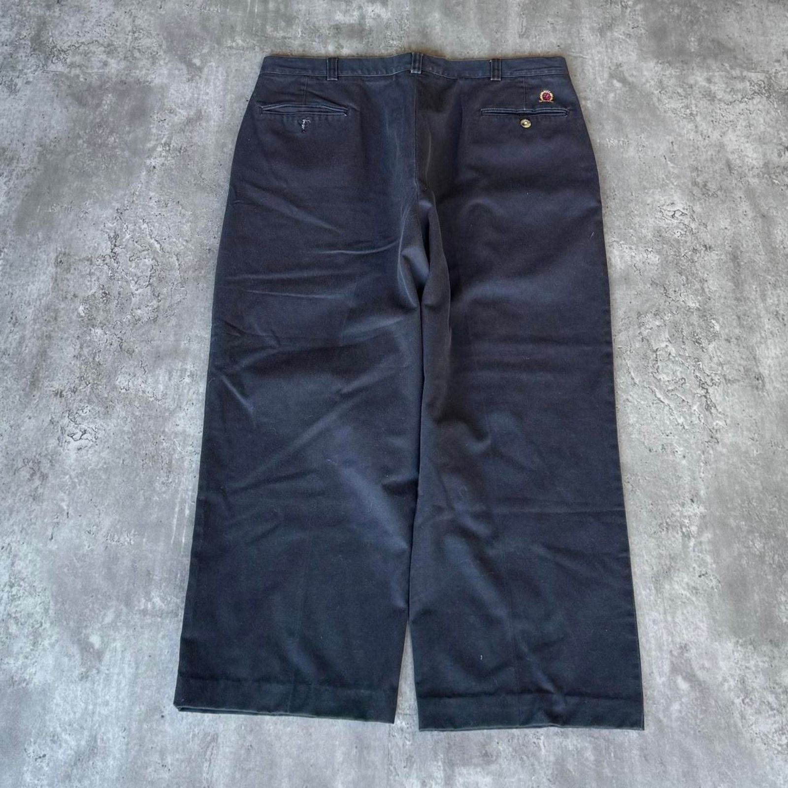 Tommy Hilfiger × Vintage Tonmy Hilfiger Baggy Navy Blue Essential Chino Casual Pants Size US 36 / EU 52 - 2 Thumbnail