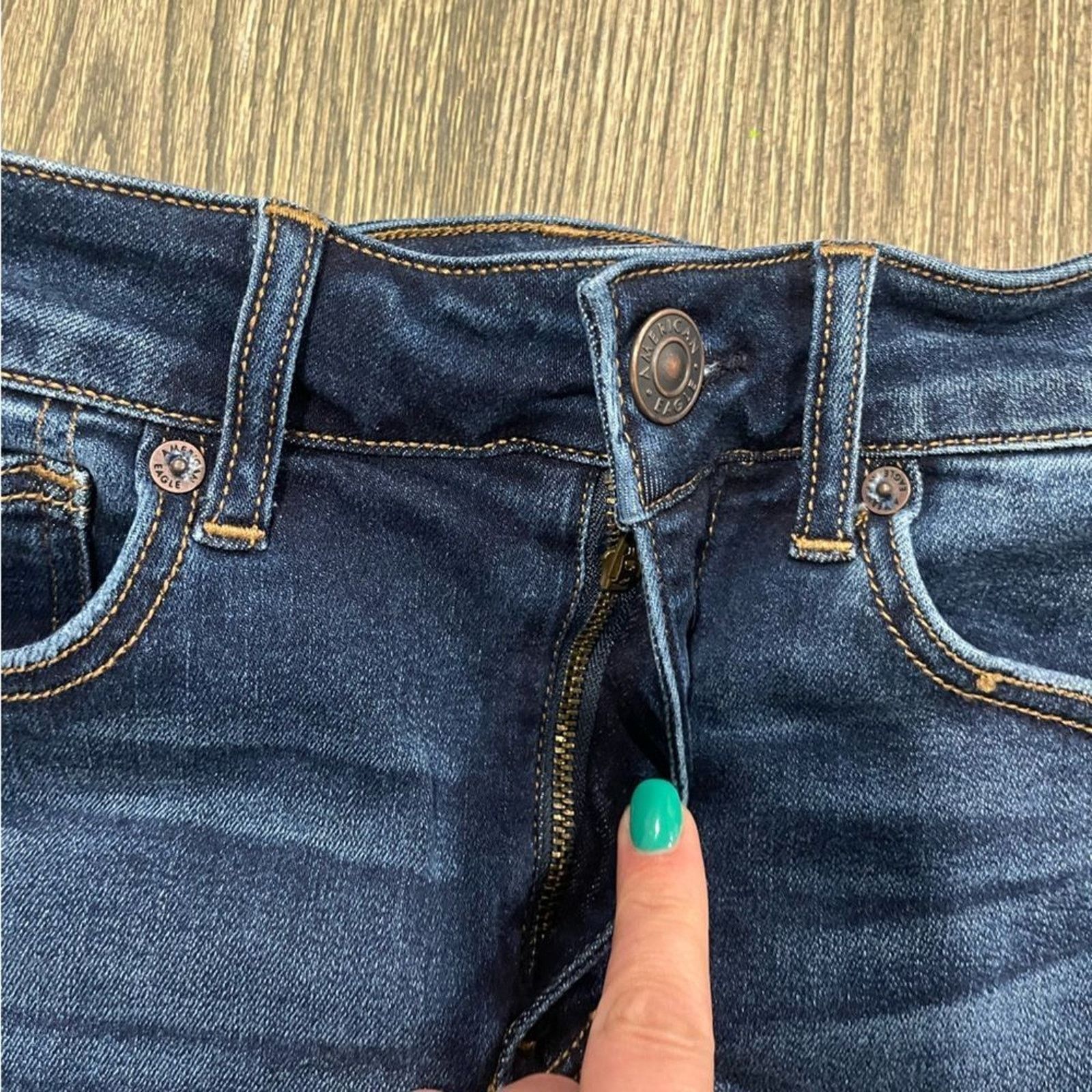 American Eagle Outfitters American Eagle Hi-Rise Mini Skirt Whisker Raw Hem Denim 4 Size 27" / US 4 / IT 40 - 4 Thumbnail