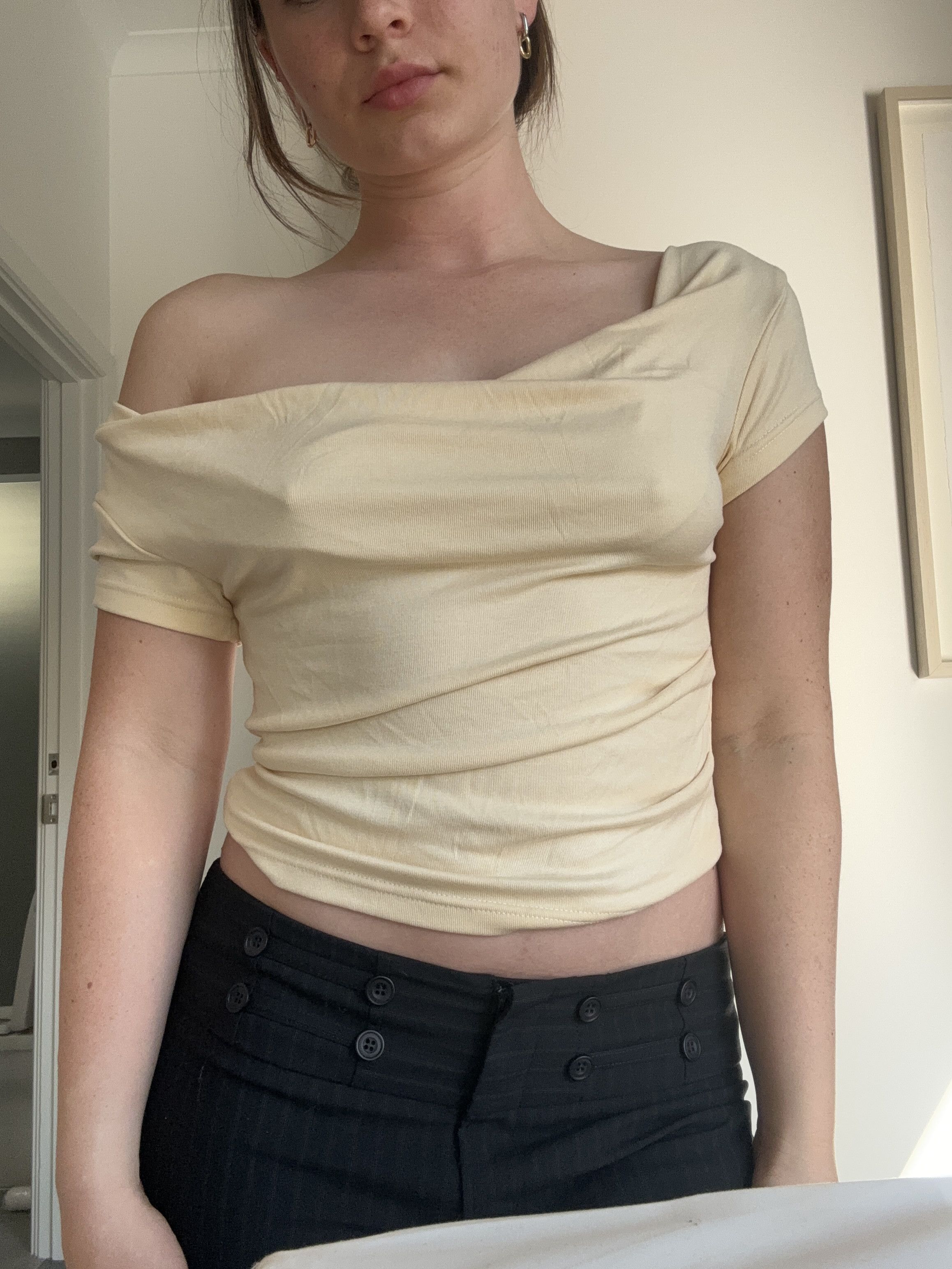 Urban Outfitters Butter yellow off the shoulder asymmetrical top Size S / US 4 / IT 40 - 2 Thumbnail