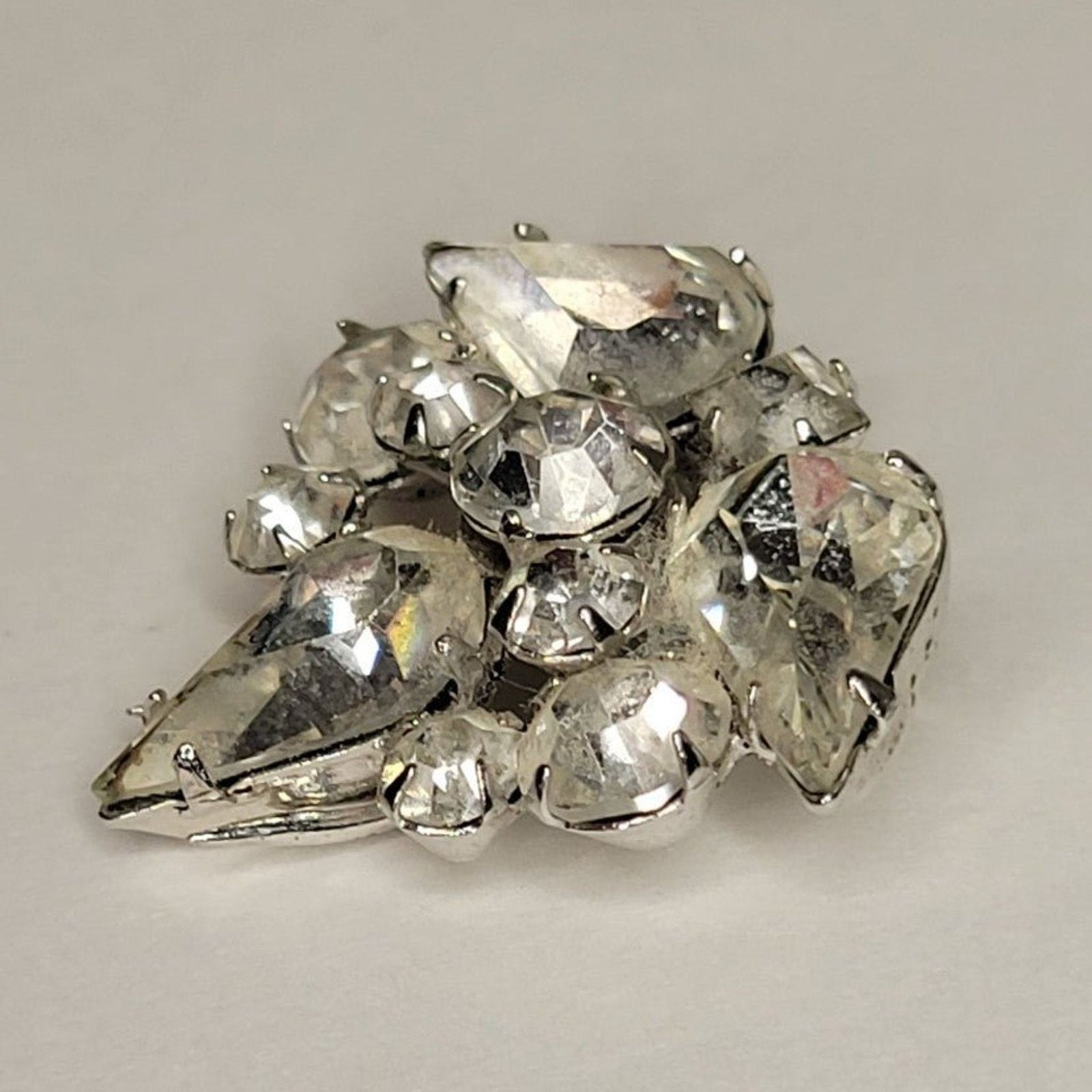 Pieces Uniques Vintage Glass Rhinestone Silver Tone Fur Clip Size ONE SIZE - 3 Thumbnail