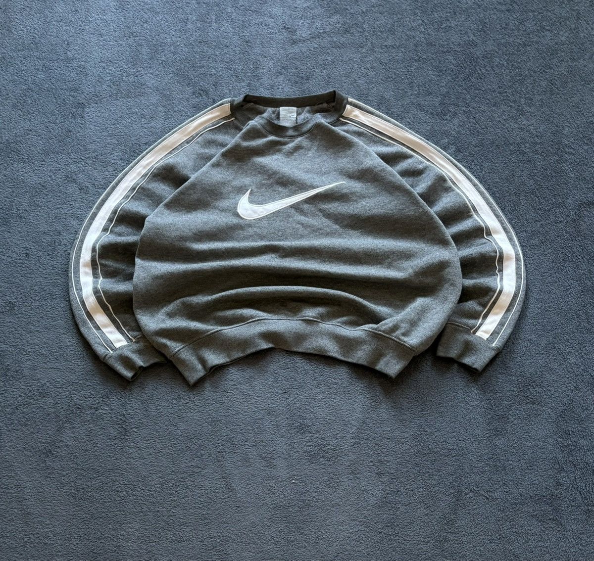 Nike 00s Vintage Nike Oversized Big Swoosh Logo Y2K Sweatshirt Size US S / EU 44-46 / 1 - 1 Thumbnail