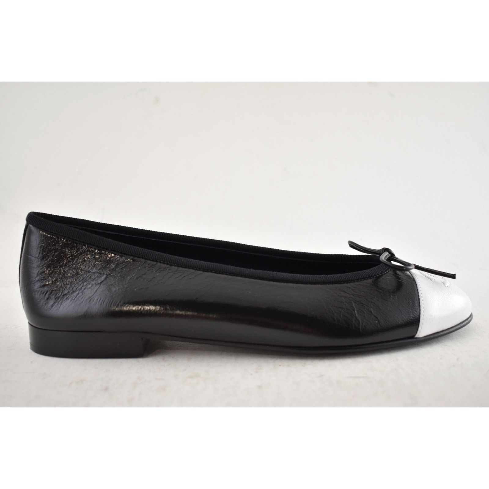 Chanel Chanel Black White Lambskin CC Bow Ballet Flat 38.5 Size US 7.5 / IT 37.5 - 3 Thumbnail