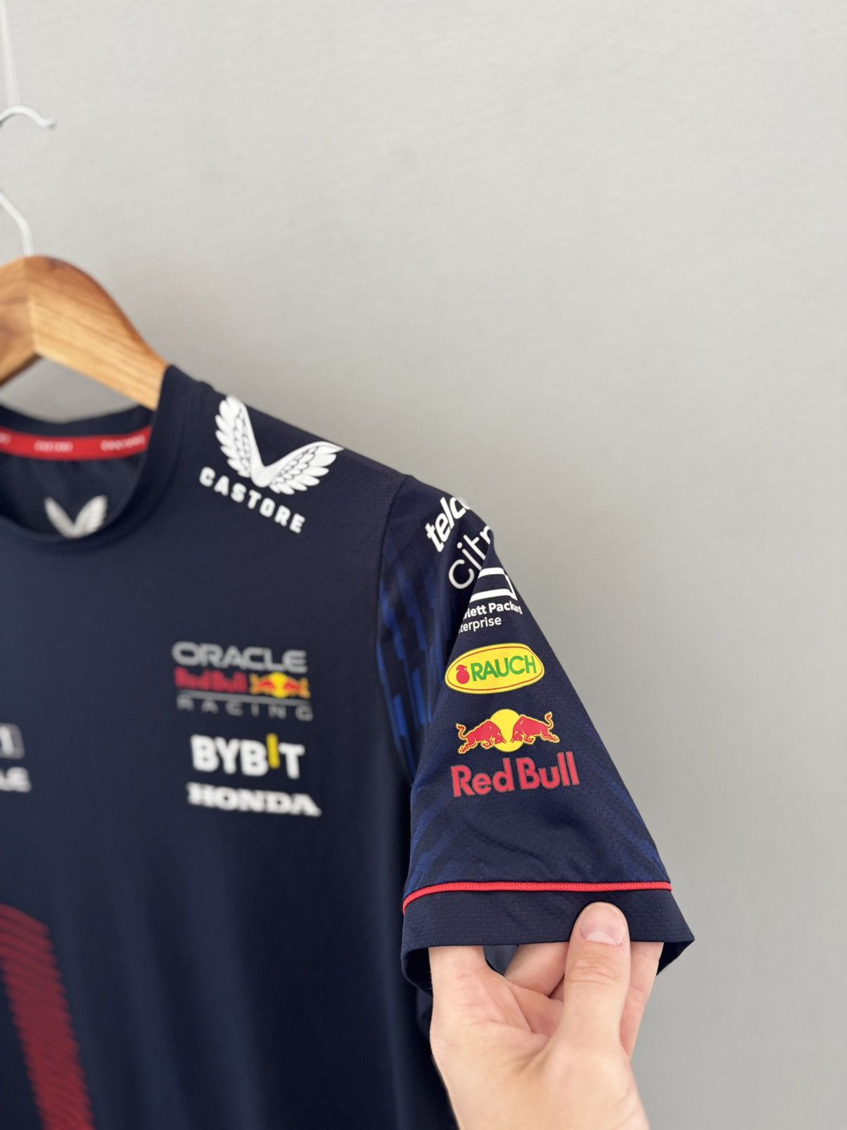 Formula 1 FORMULA ONE ORACLE RED BULL RACING TEAM CASTORE OFFICIAL Size US M / EU 48-50 / 2 - 3 Thumbnail