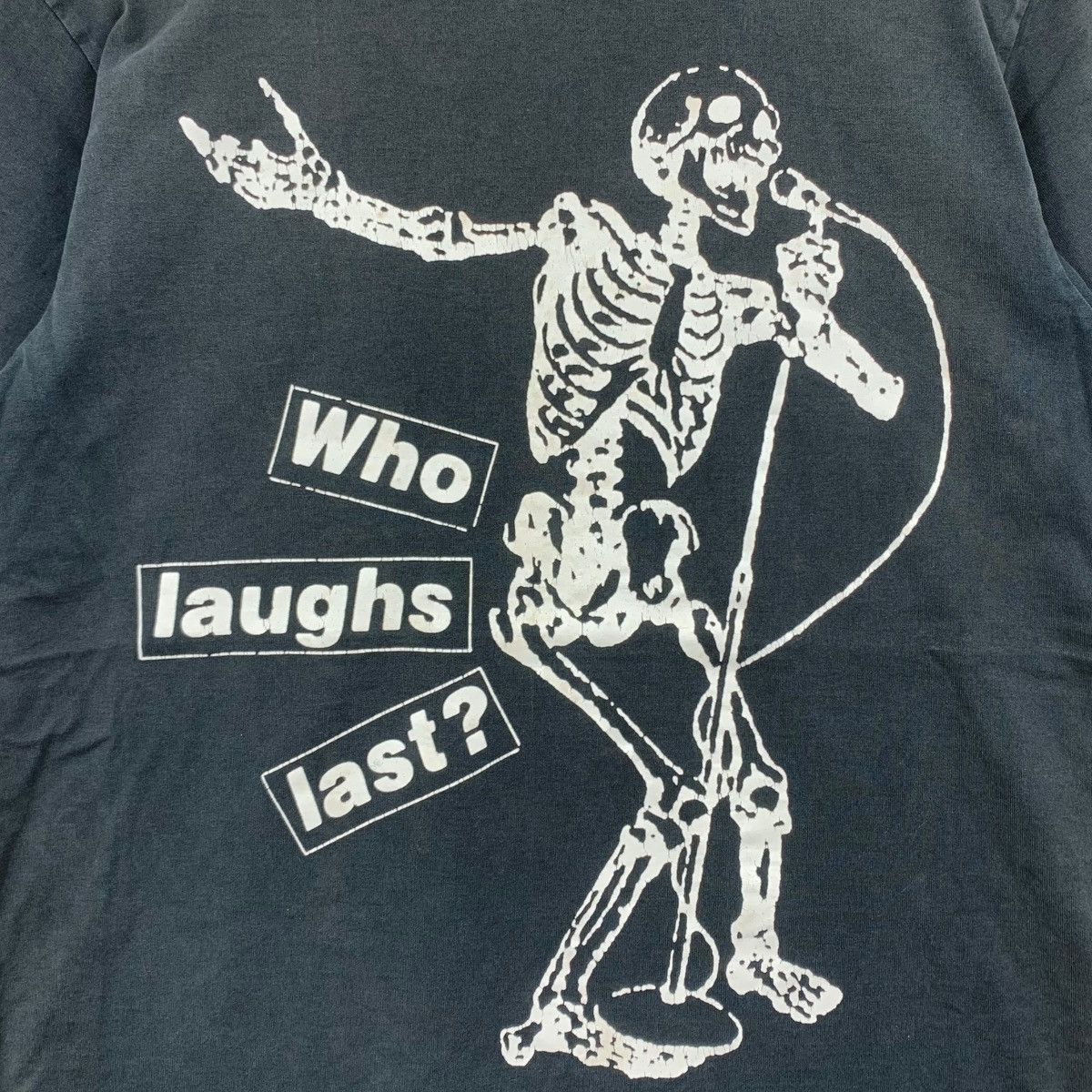 Barbara Kruger Vintage BARBARA KRUGER Who Laughs Last? Large Tshirt Size US M / EU 48-50 / 2 - 3 Thumbnail