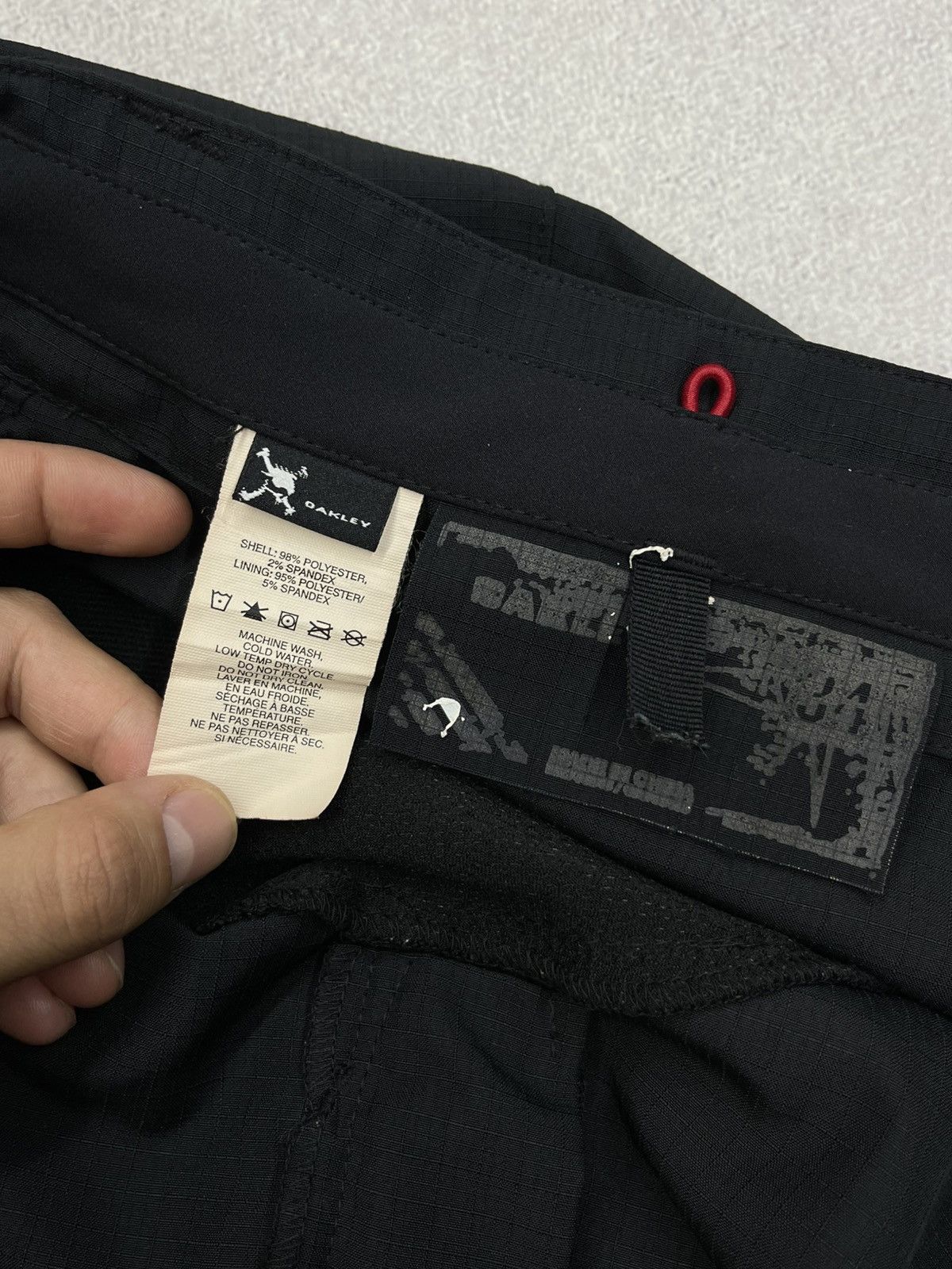 Oakley Vintage Oakley Trail Black Cargo Shorts Big Logo Size US 34 / EU 50 - 14 Thumbnail