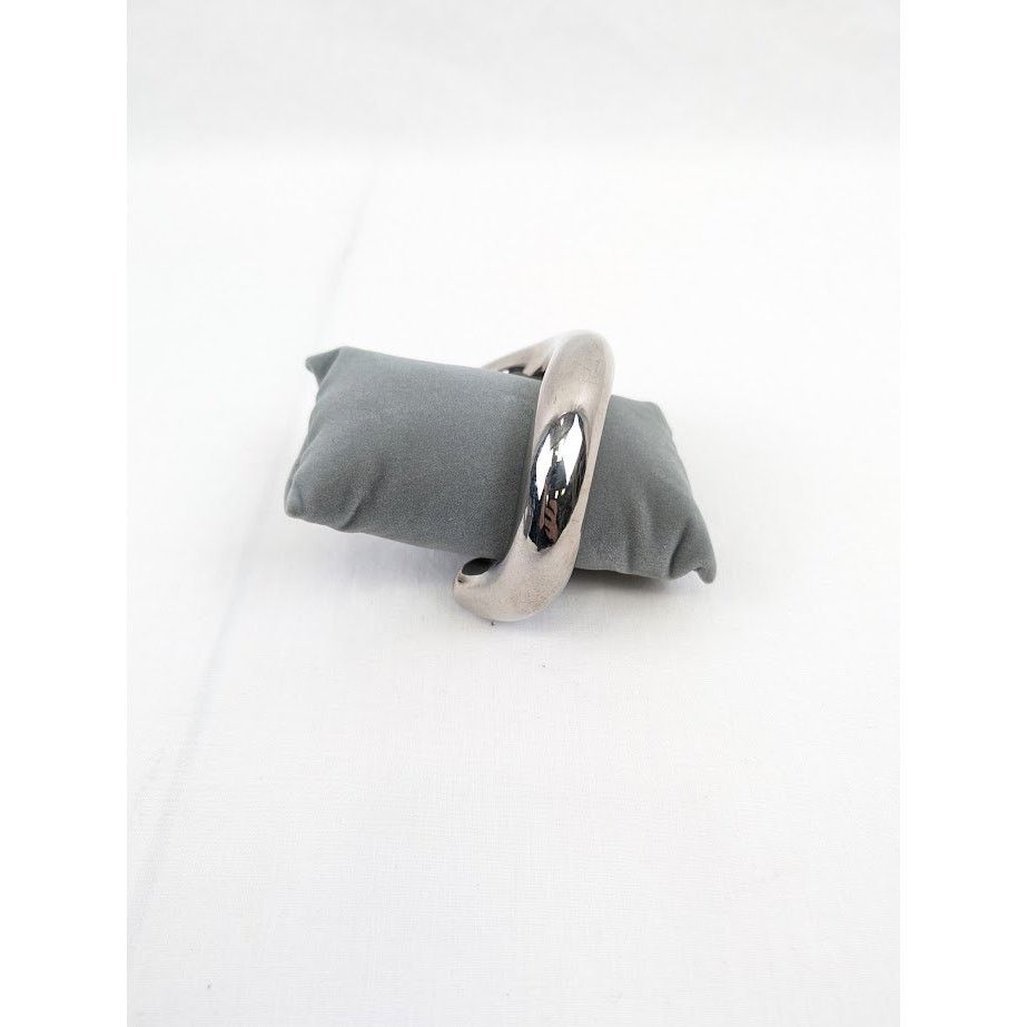 Balenciaga o1rshd1 Size: OS / C Shaped Bracelet in Silver Size ONE SIZE - 11 Thumbnail