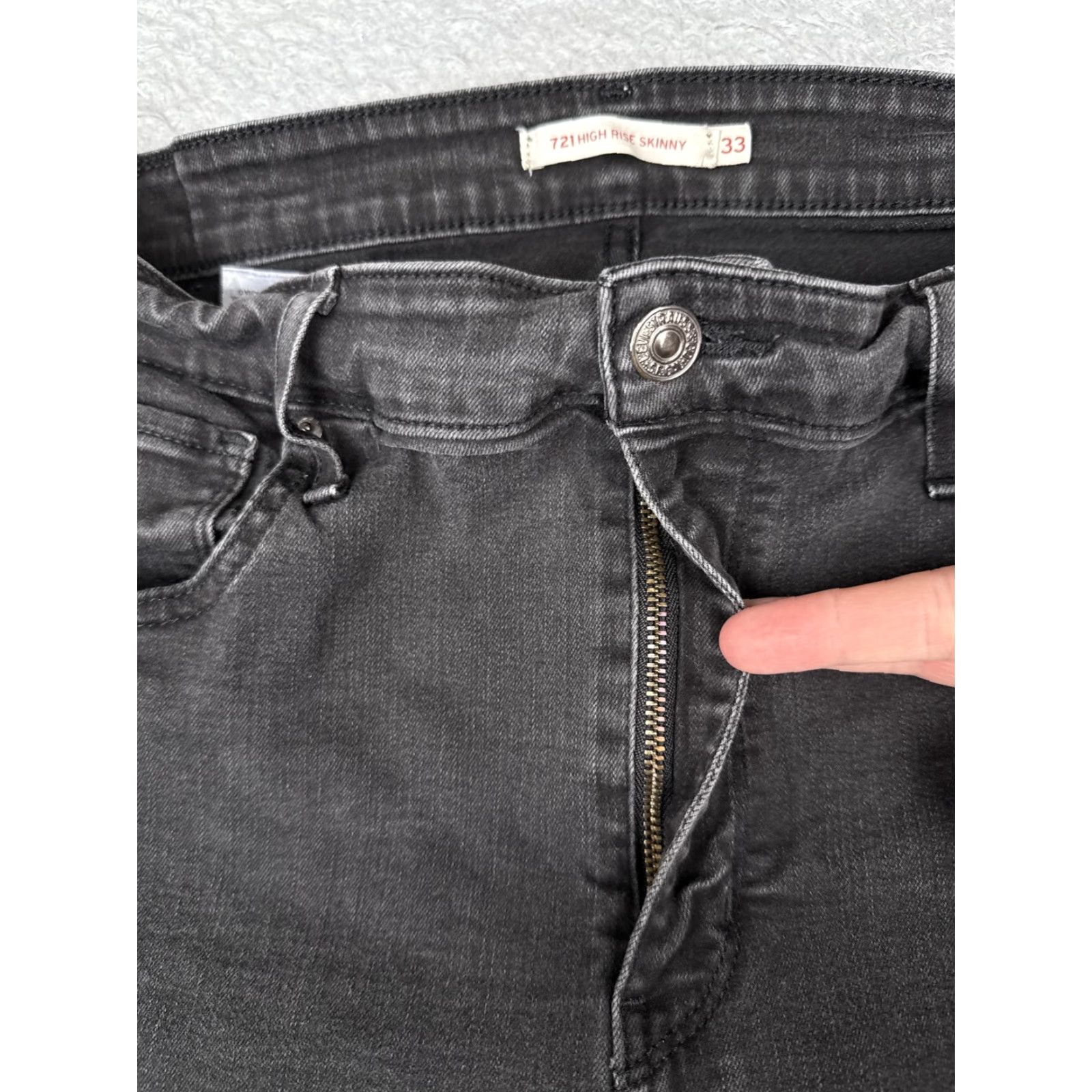 Levi's Levis 721 High Rise Skinny Shorts Womens 33x9 Black Denim Cutoff Frayed Hem Size 24" / US 00 / IT 34 - 6 Thumbnail