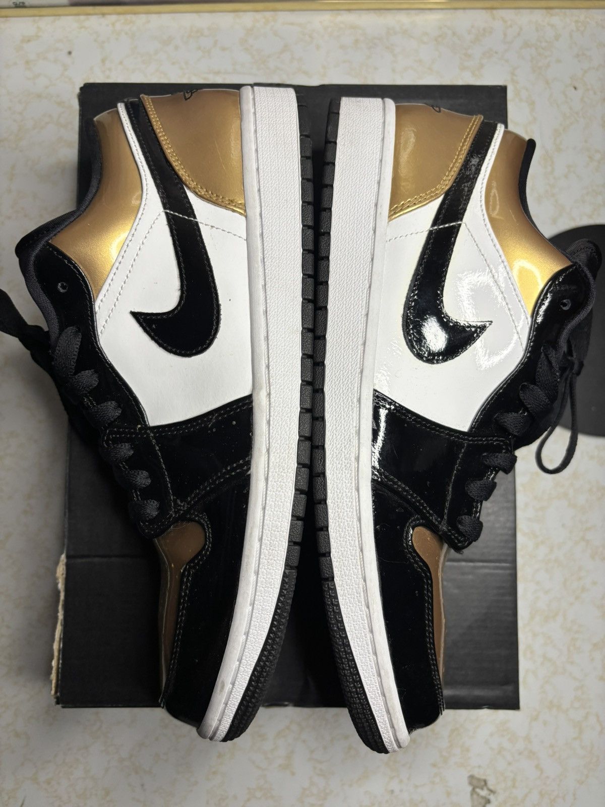 Jordan Brand Air Jordan 1 Retro High OG gold toe Size US 11 / EU 44 - 4 Thumbnail