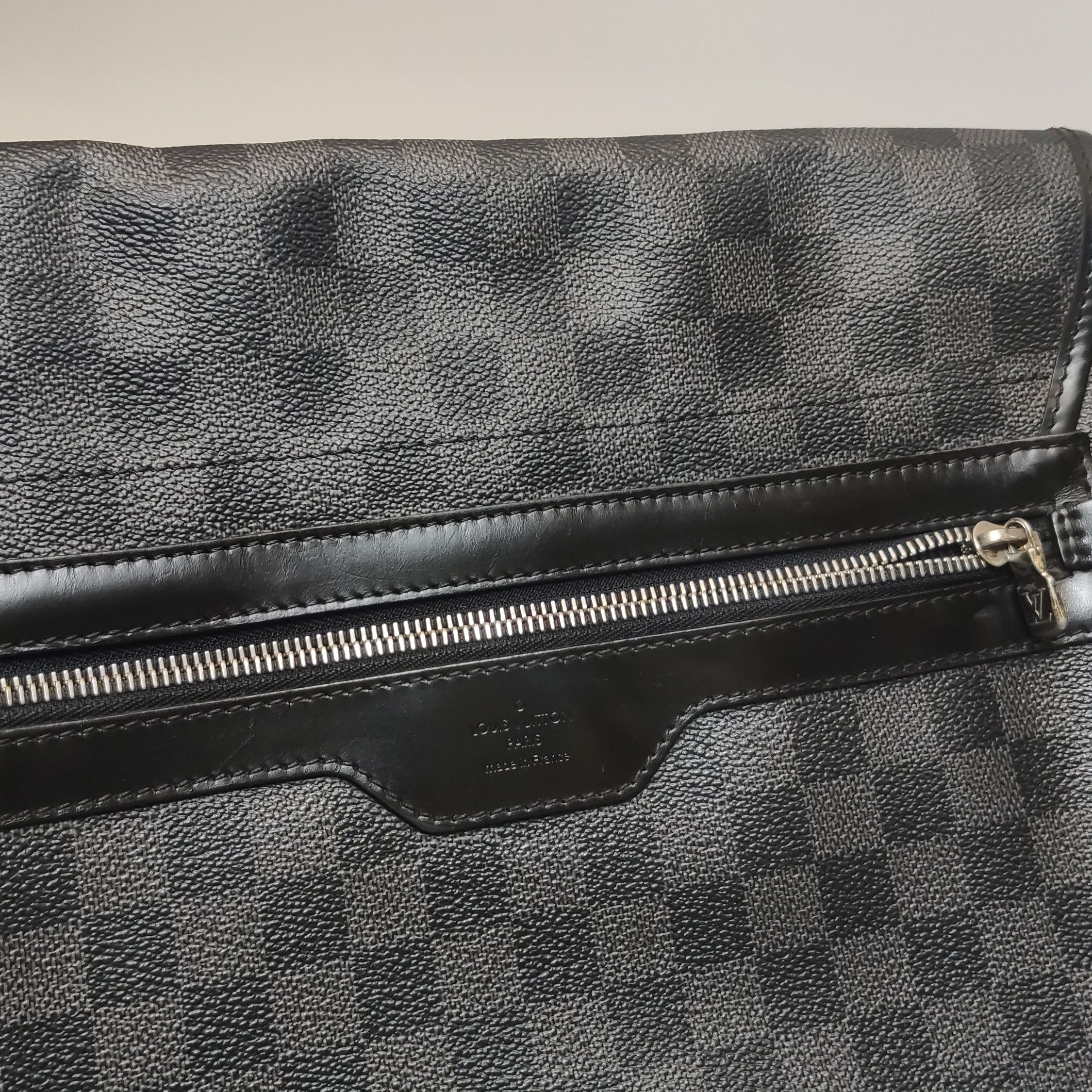 Louis Vuitton Louis Vuitton (LV) District leather checkerboard flap messe Size ONE SIZE - 7 Thumbnail