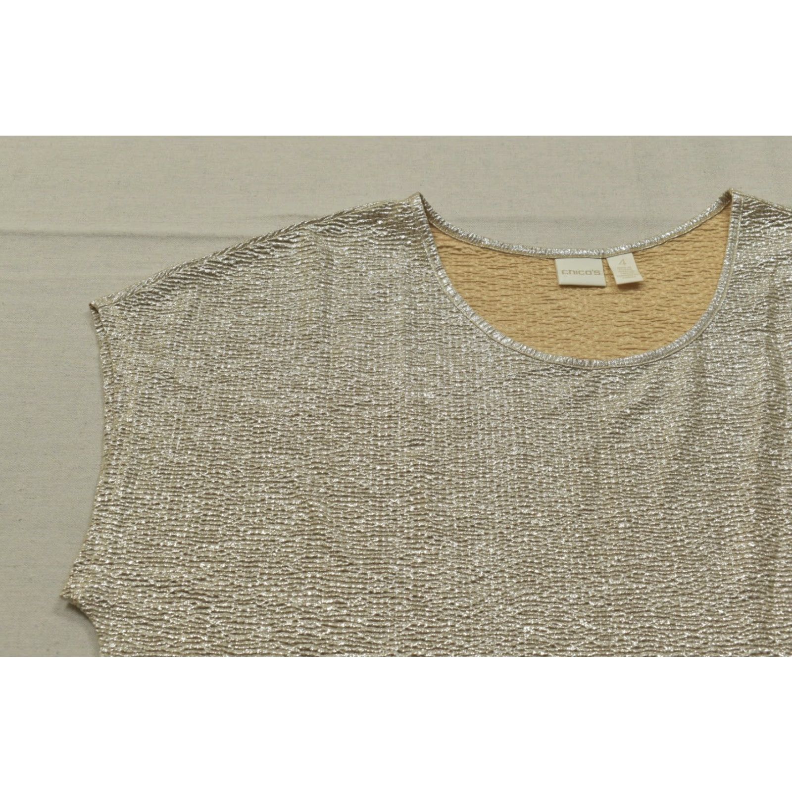 Vintage Chico's Blouse Shirt Womens 4 Gold Metallic Textured Plissé Short Sleeve Round Neck Pullover casual Polyester Adult Regular Gold Womens Size S / US 4 / IT 40 - 6 Thumbnail
